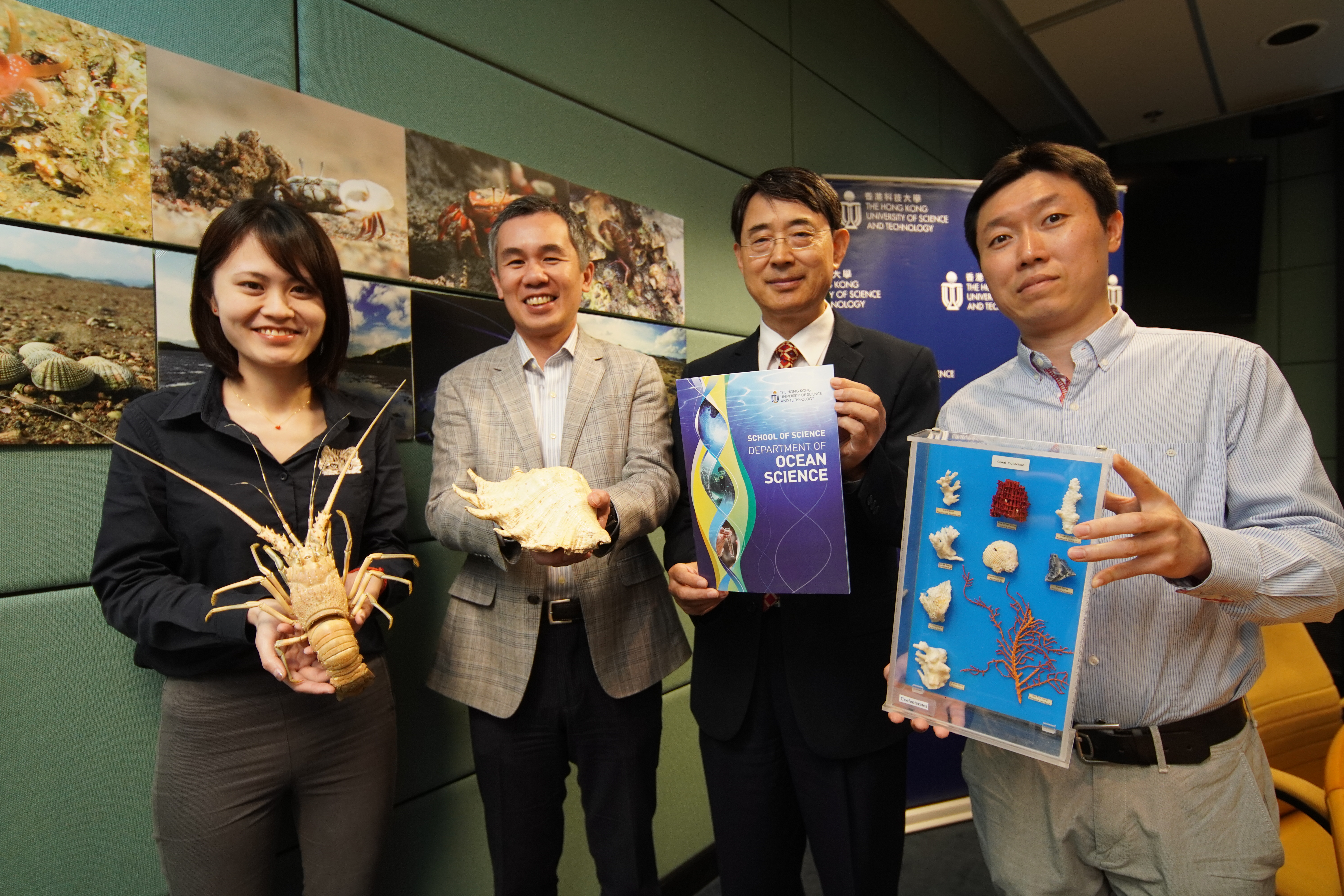 （右起）海洋科學系助理教授曾慶璐、海洋科學系署理主任錢培元教授、海洋科學系副教授兼本科生課程主任劉振鈞教授，以及海洋環境科學博士生楊弋介紹「海洋科學與技術（海洋科技）理學士」課程的特色和就業前景。