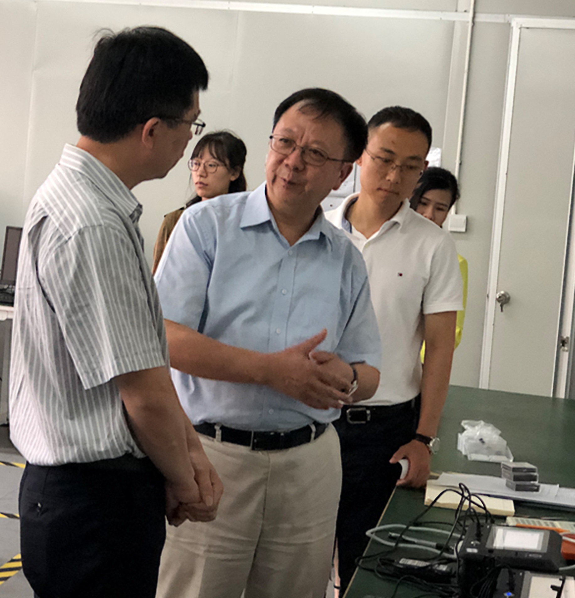 温教授（中）和高博士（右）在二人位于深圳的研究中心介绍其新型检测仪的科学理据。
