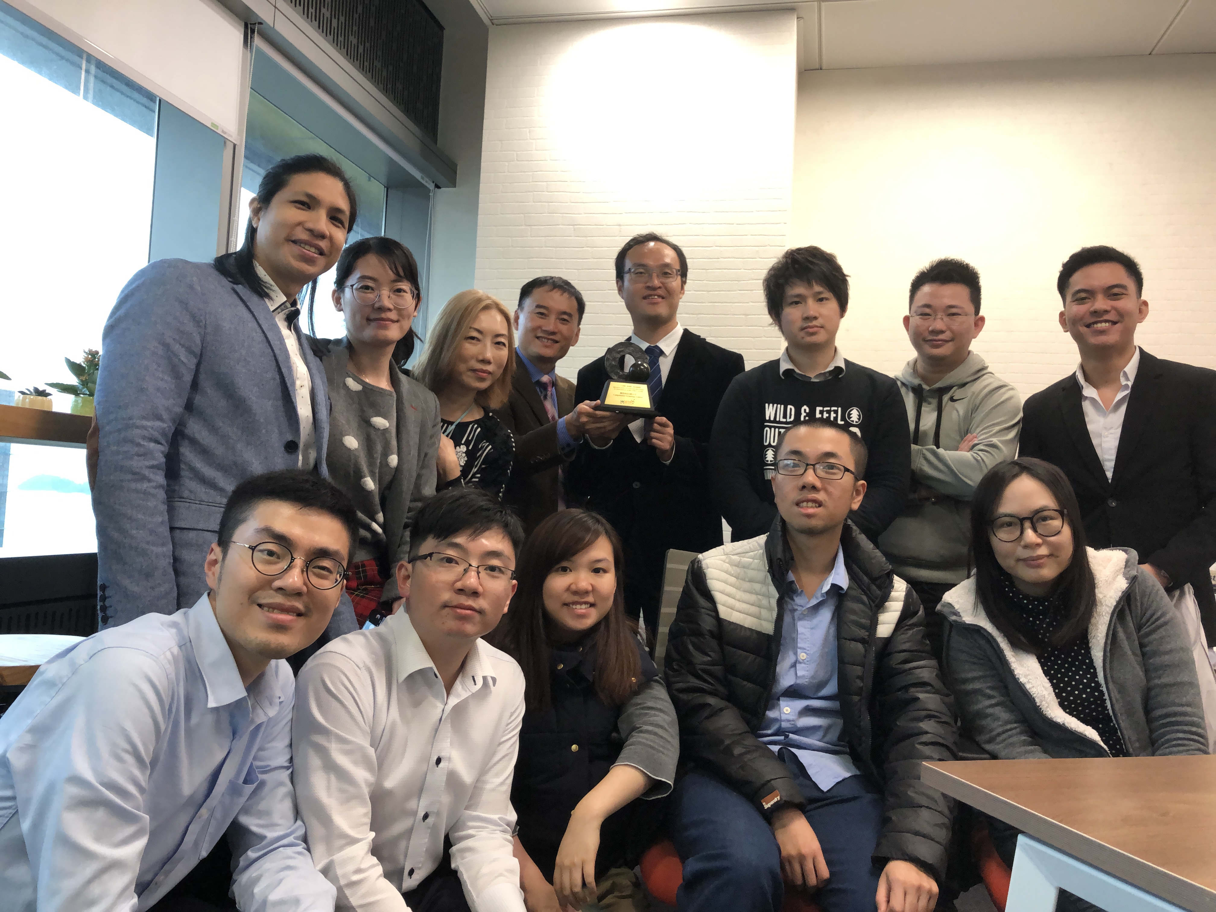 陈双幸教授(后排左四)与陈智铨先生(后排右四)及随赏科技团队。