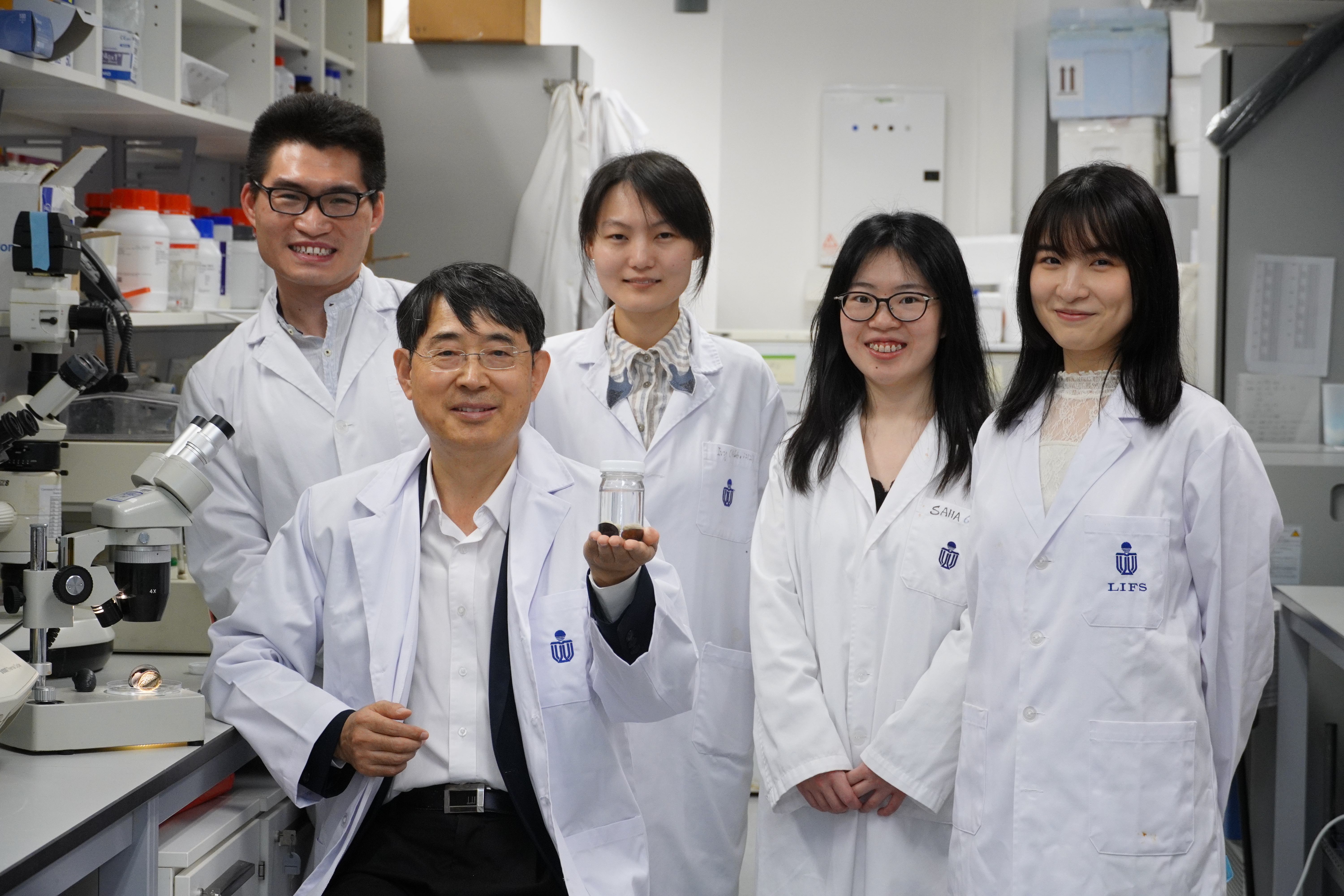 Prof. Qian Peiyuan(front) and his research team  