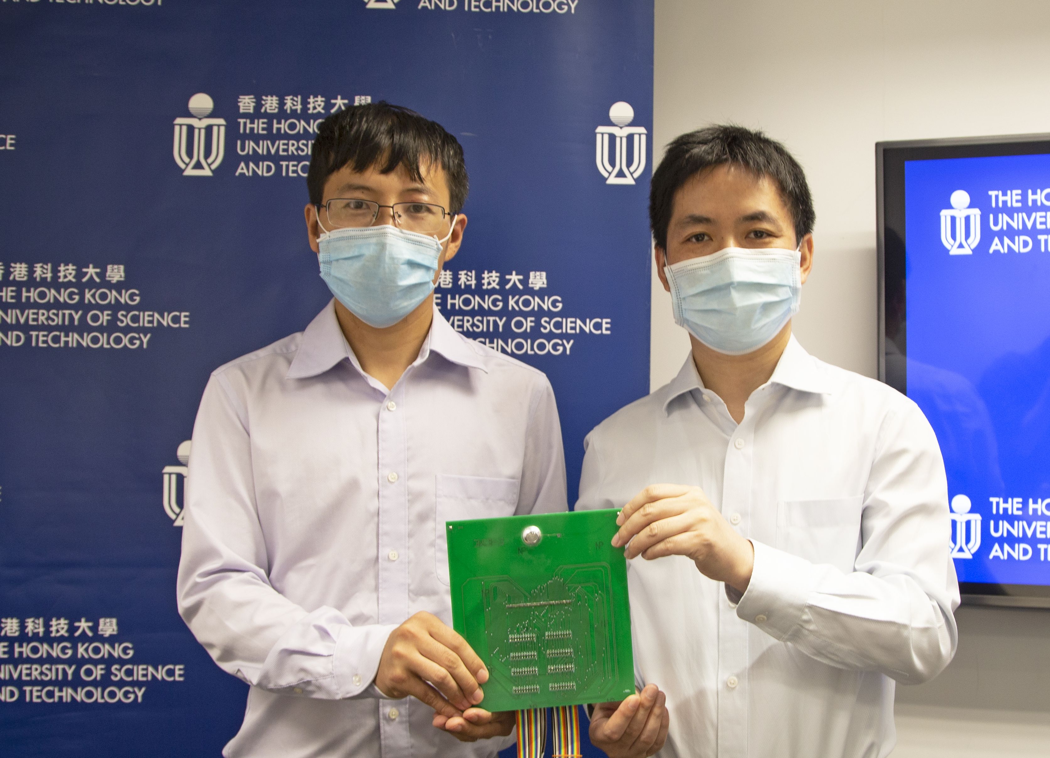 Prof. Fan (right) and Dr. Gu introduce how the EC-Eye works.