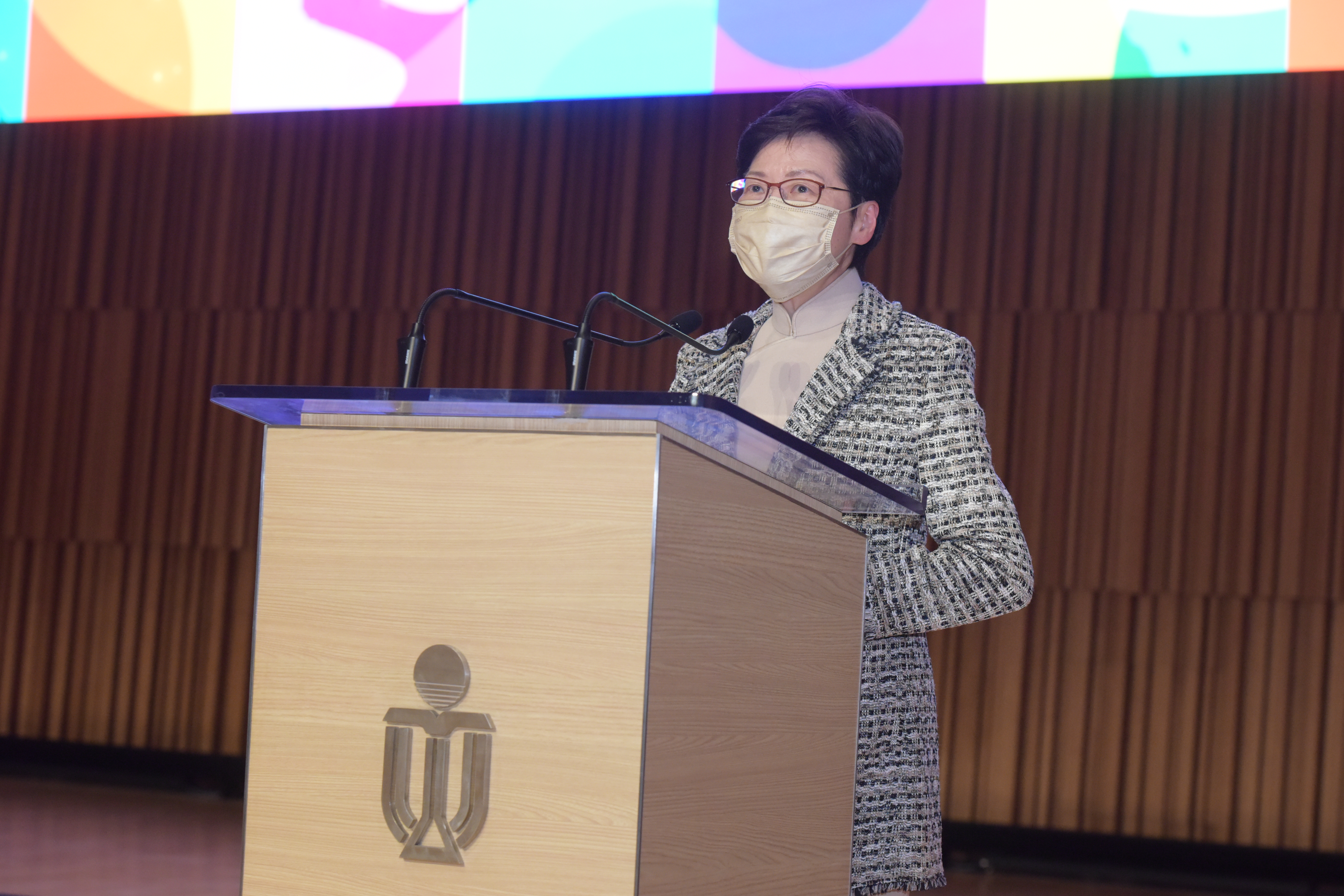 CE speech delivers speech at the ceremony