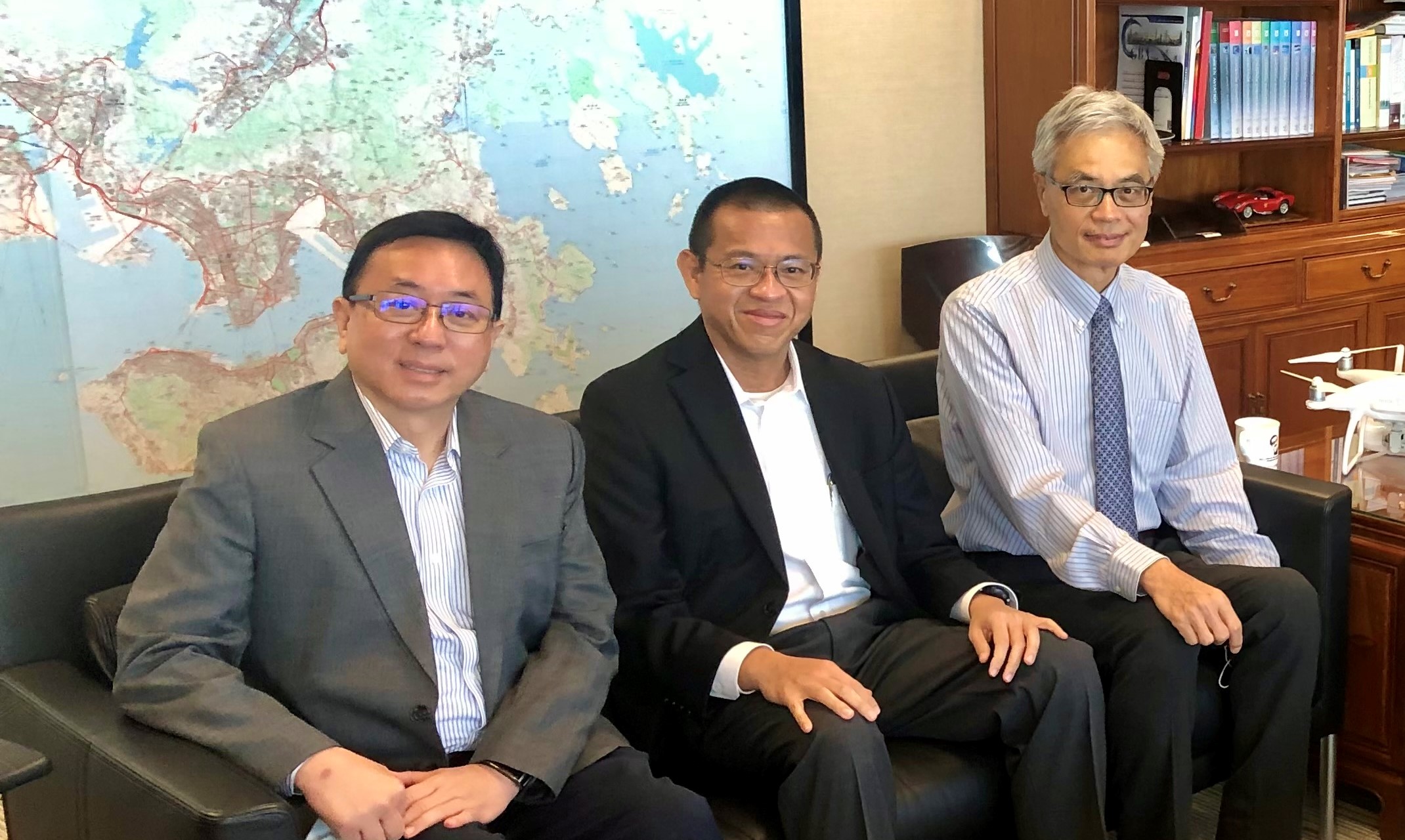 （右起）科大校长史维教授、香港董氏慈善基金会受托人董立新先生，以及港科大（广州）校长倪明选教授