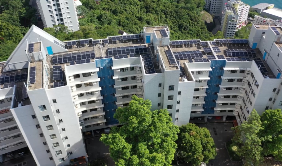 为推进科大至2028年的耗电量较2014基准年降低15%的目标，科大建设了香港最大的太阳能发电系统之一。 