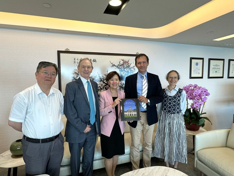 科大校長葉玉如教授(中)和首席副校長郭毅可教授(左一)會見劍橋大學伊曼紐爾學院院長Doug CHALMERS(右二) 及其代表團。