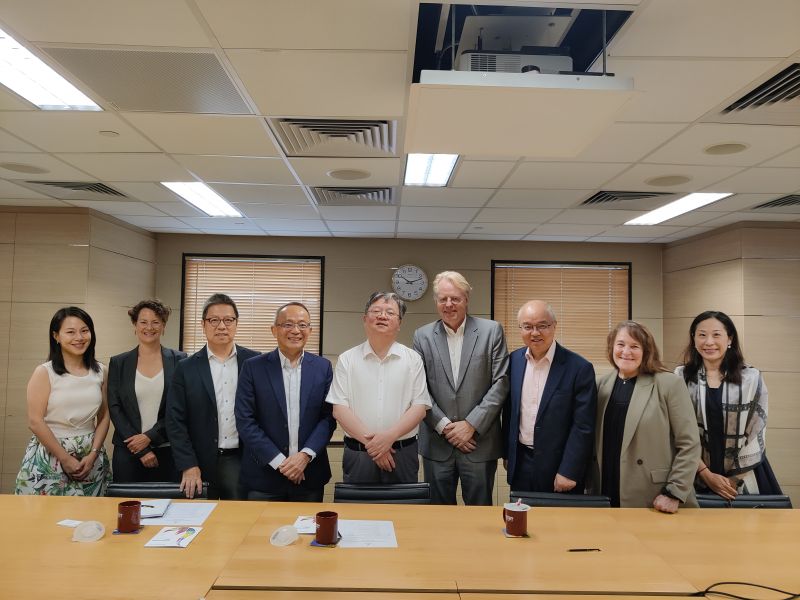 科大首席副校長郭毅可教授(中) 、科大副校長（大學拓展）汪揚教授(右三)、 科大副校長（研究及發展）鄭光廷教授(左四)和工學院院長羅康錦教授(左三)會見洛桑聯邦理工學院副校長Jan HESTHAVEN(右四) 及其代表團。