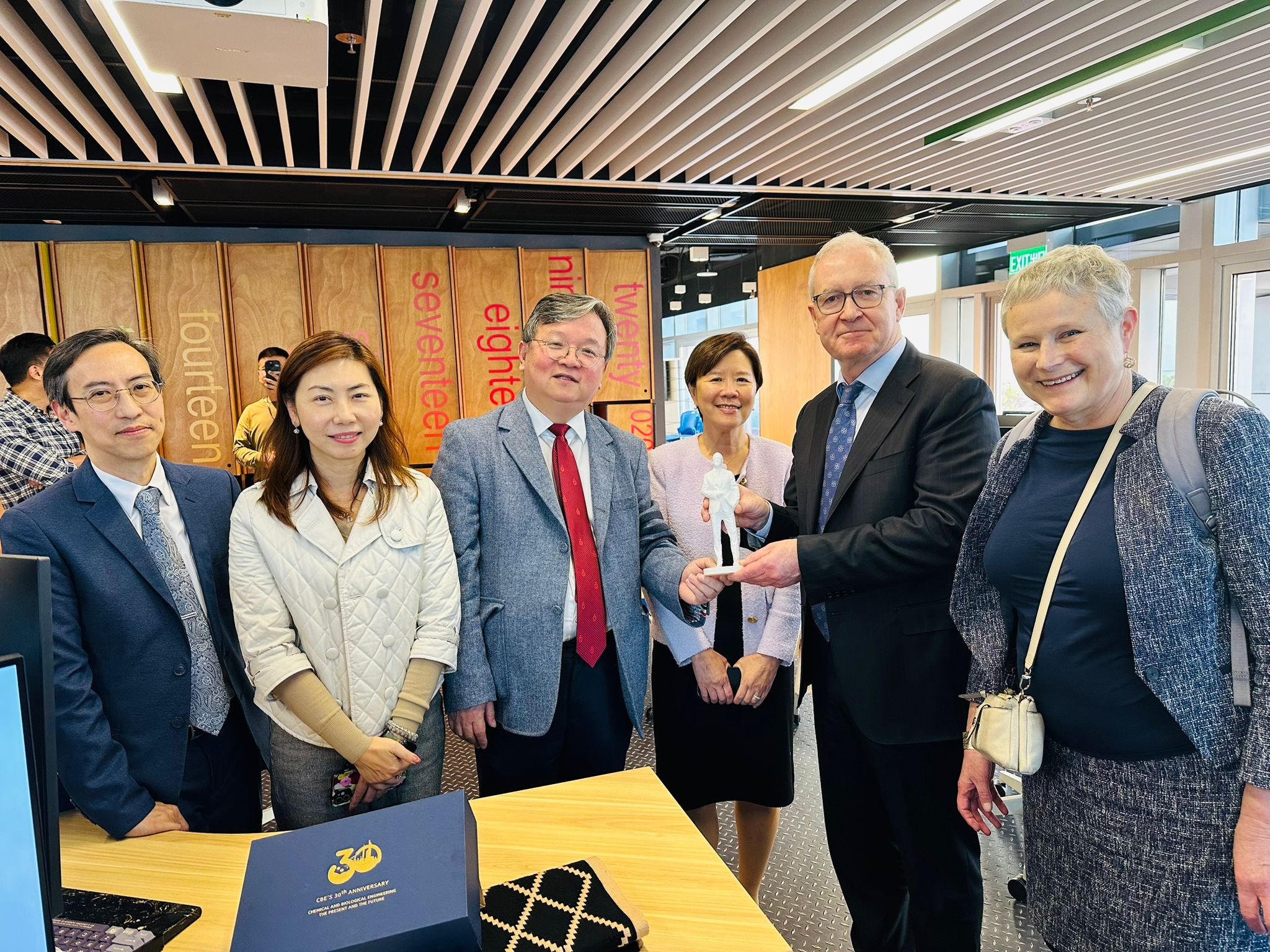 伦敦帝国学院代表团参观香港生成式人工智能研发中心。