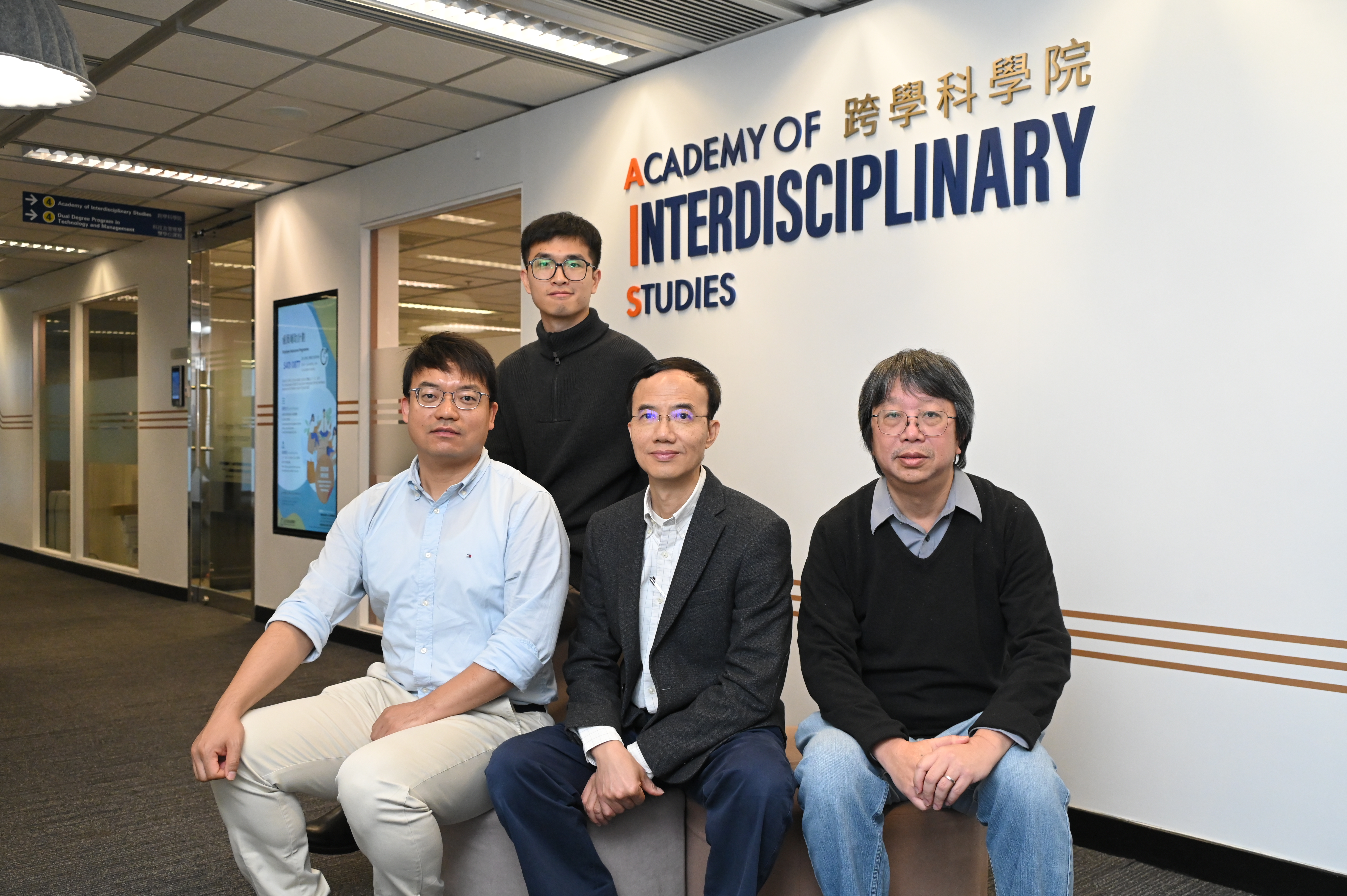 科大研究团队成员： 理学院数学系及跨学科课程办公室环境及可持续发展学部的讲座教授冯志雄教授（前排中）、环境及可持续发展学部系主任及讲座教授刘启汉教授（前排右）、数学系副研究员张煦国博士（前排左）及 新兴跨学科领域学部研究生李庚 （后排）。