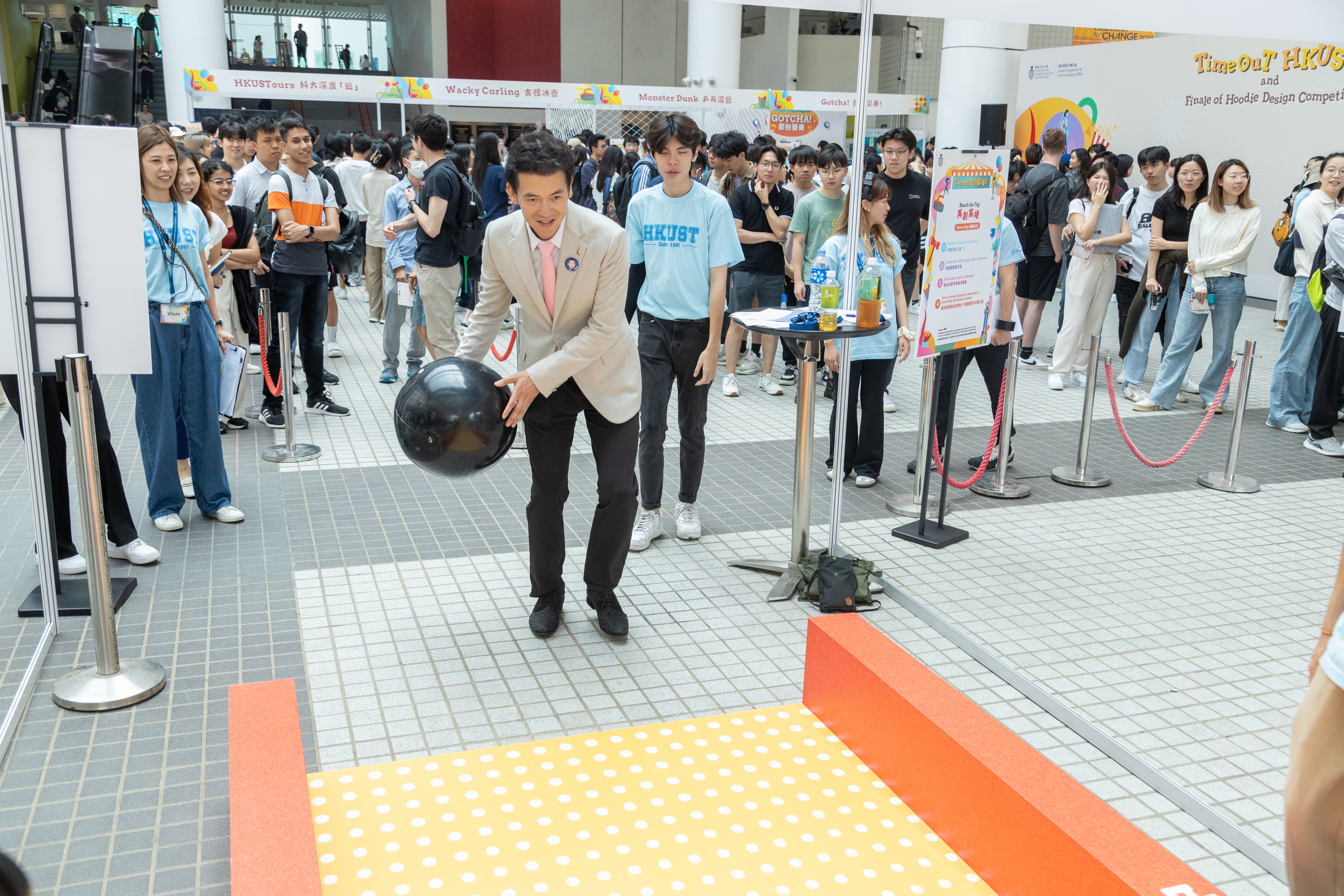 大學評議會主席兼校董會成員曾建中先生親身體驗攤位遊戲，並與同學交流。