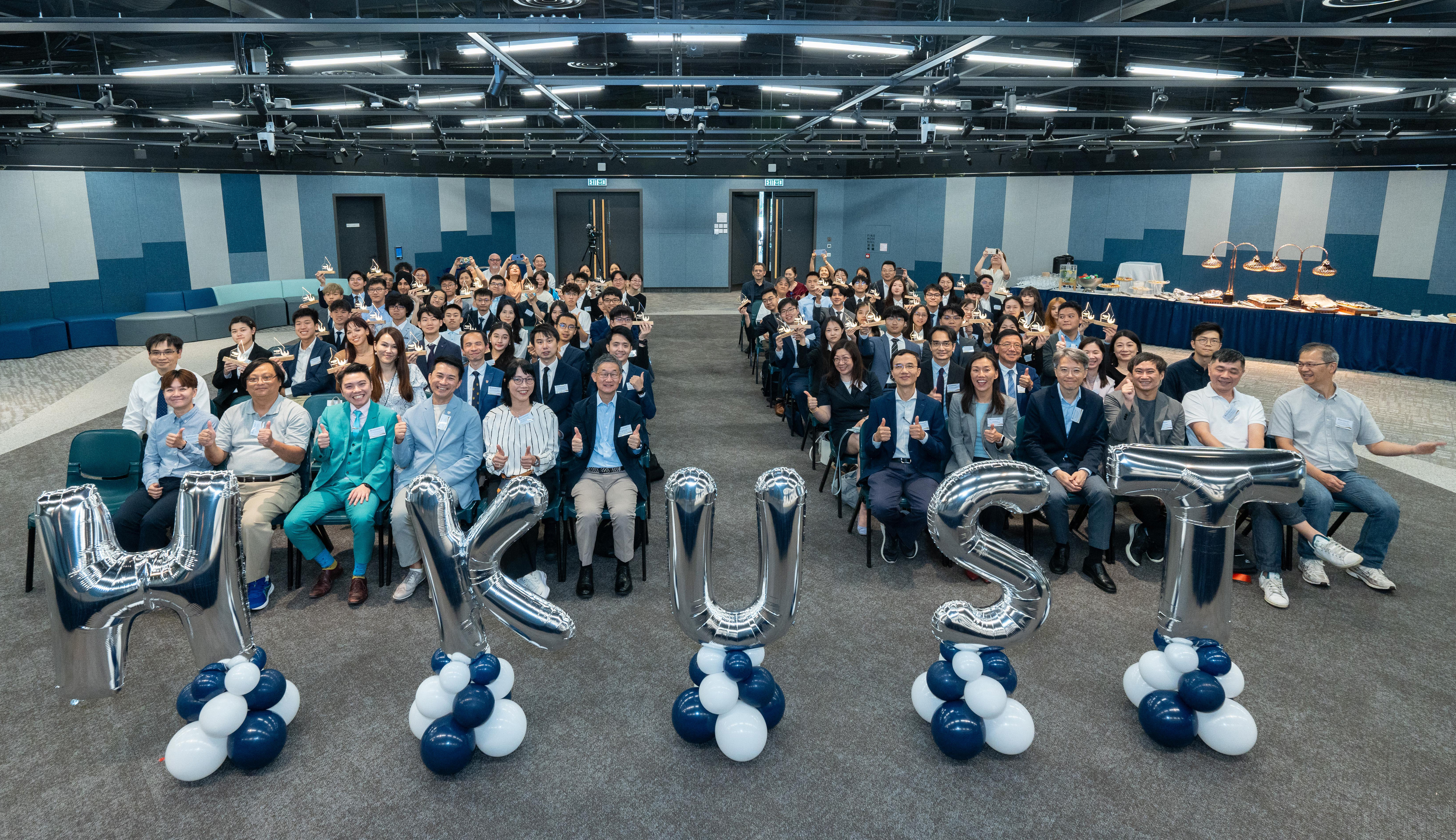 逾60名经「学校推荐直接录取计划」（SNDAS）及 「学生运动员学习支援及入学计划」（SALSA）获科大录取的学生，与科大协理副校长（教学）冯志雄教授（第一排右六）、本科招生及入学事务处处长刘梦琳教授（第一排右五），多位中学校长、老师，以及来自香港体育学院和中国香港乒乓总会的代表合影。