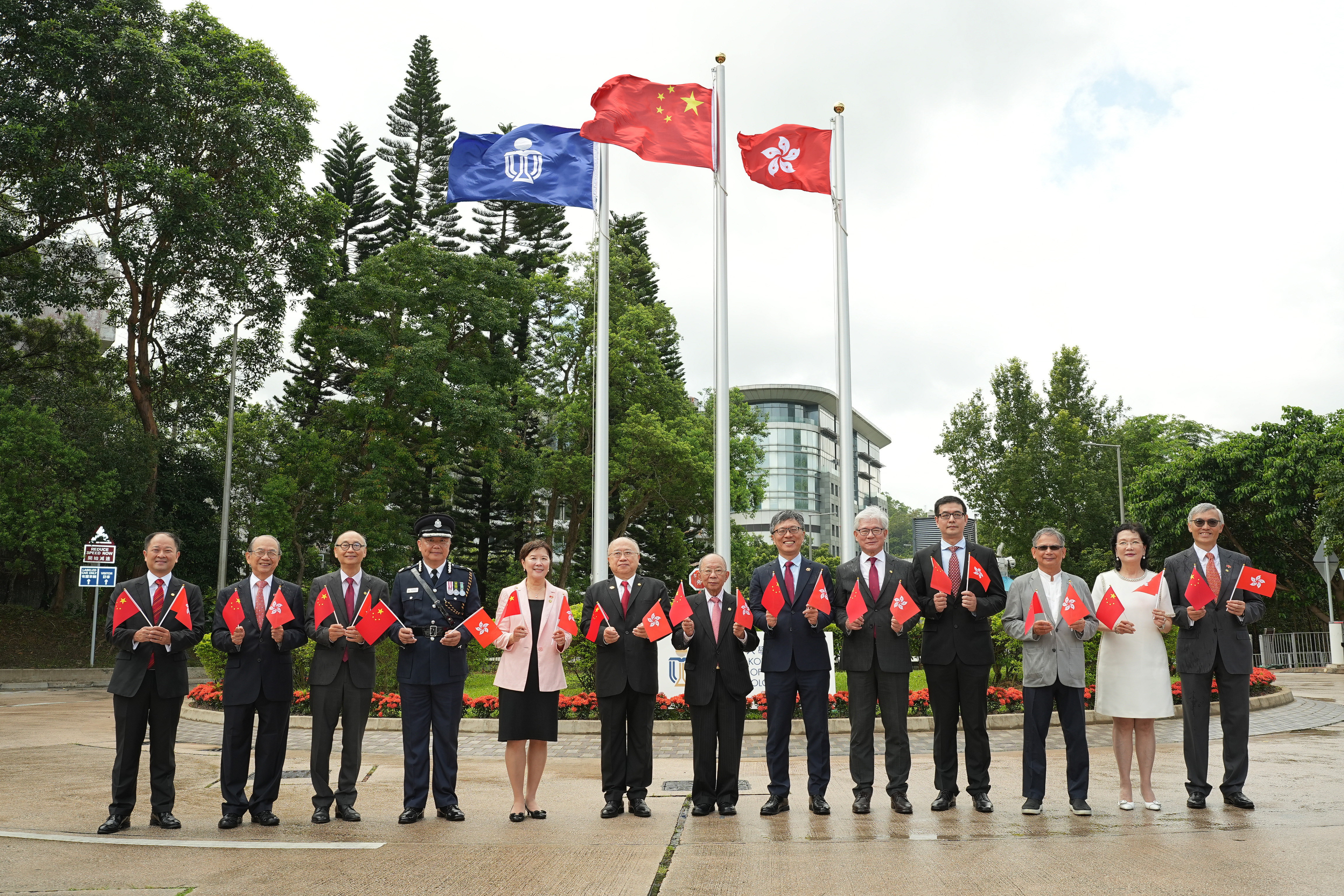 中国外交部驻港特派员公署一等秘书周武先生（右四）、科大副监督陈祖泽博士（右七）、校董会主席沈向洋教授（右六）、顾问委员会主席廖长城博士（左六）、顾问委员会荣誉主席罗康瑞博士（右五）、校长叶玉如教授（左五）、校董会副主席杨佳錩教授（右三）、司库姚建华先生（右一），以及其他科大校董会和大学顾问委员会成员、高层管理人员、师生、校友、教职员等亲临校园出席升旗仪式。