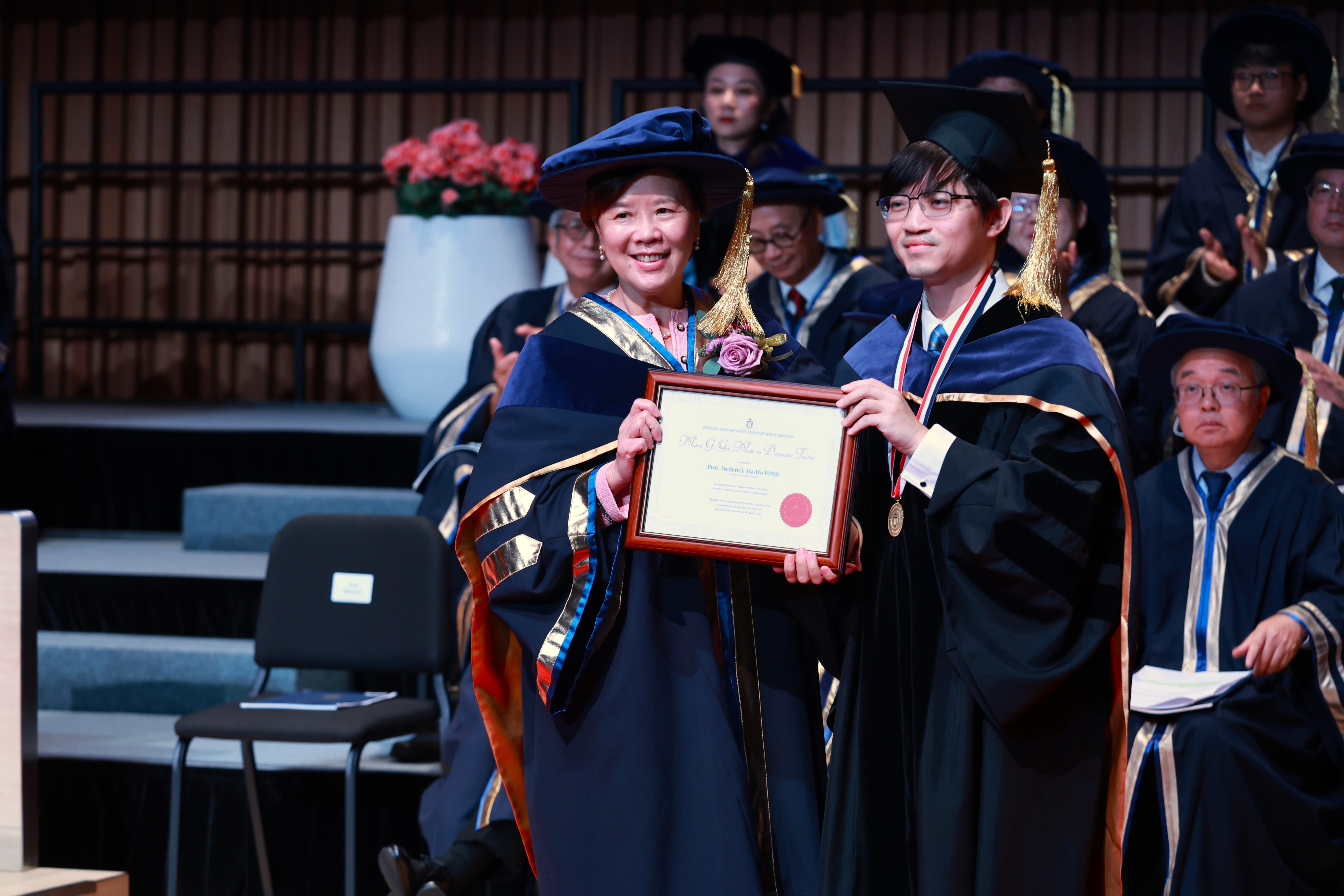 叶玉如教授（左）向数学系方子豪教授（右）颁发「祁敖卓越教学服务奖章」