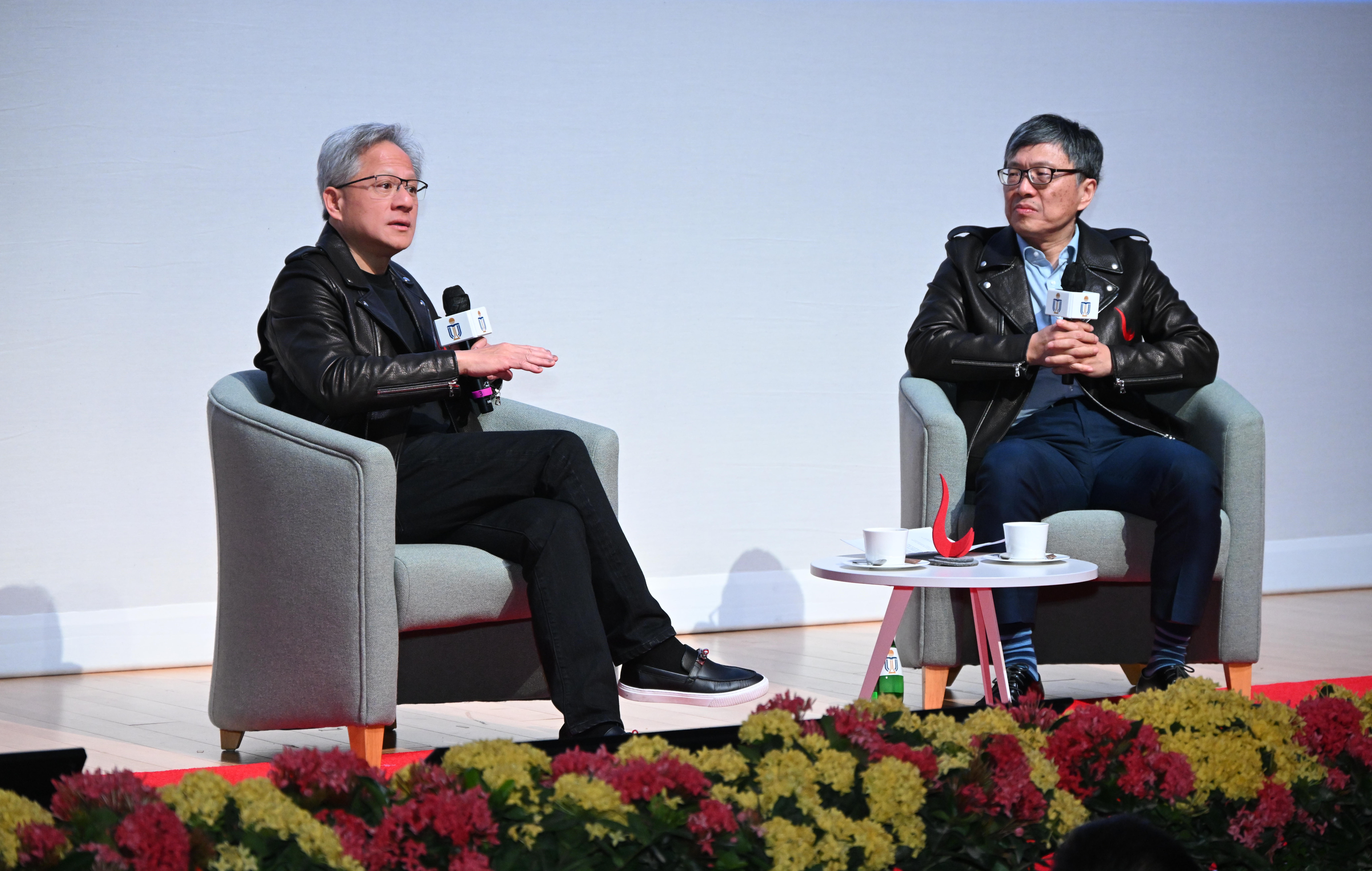 科大校董会主席兼著名人工智能专家沈向洋教授(右) 与黄仁勋博士(左) 进行「炉边谈话」