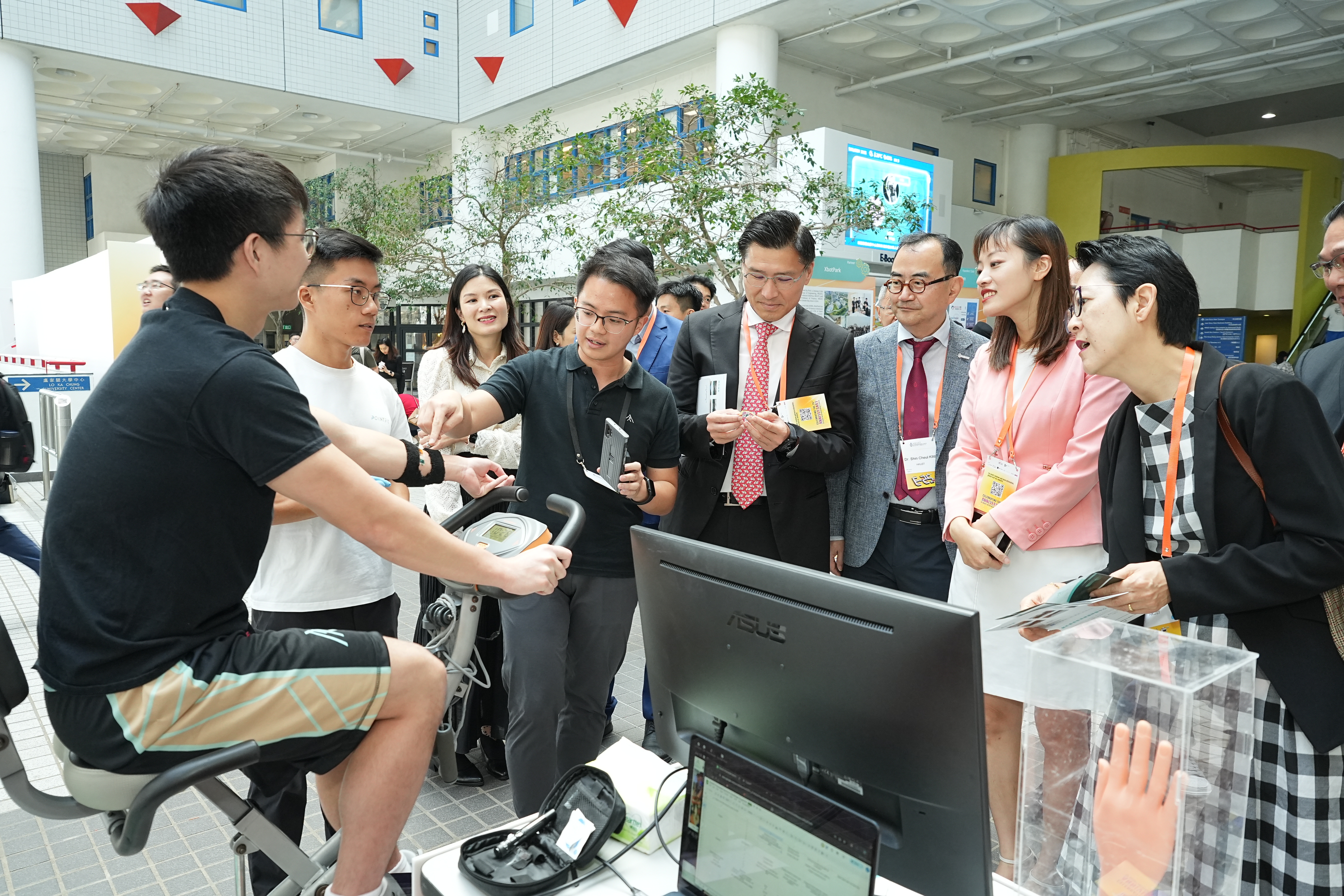 科大創業企業展示最新的科技創新產品，吸引眾多參加者駐足參觀，現場氣氛熱烈，彰顯了科大創業者的創新實力。