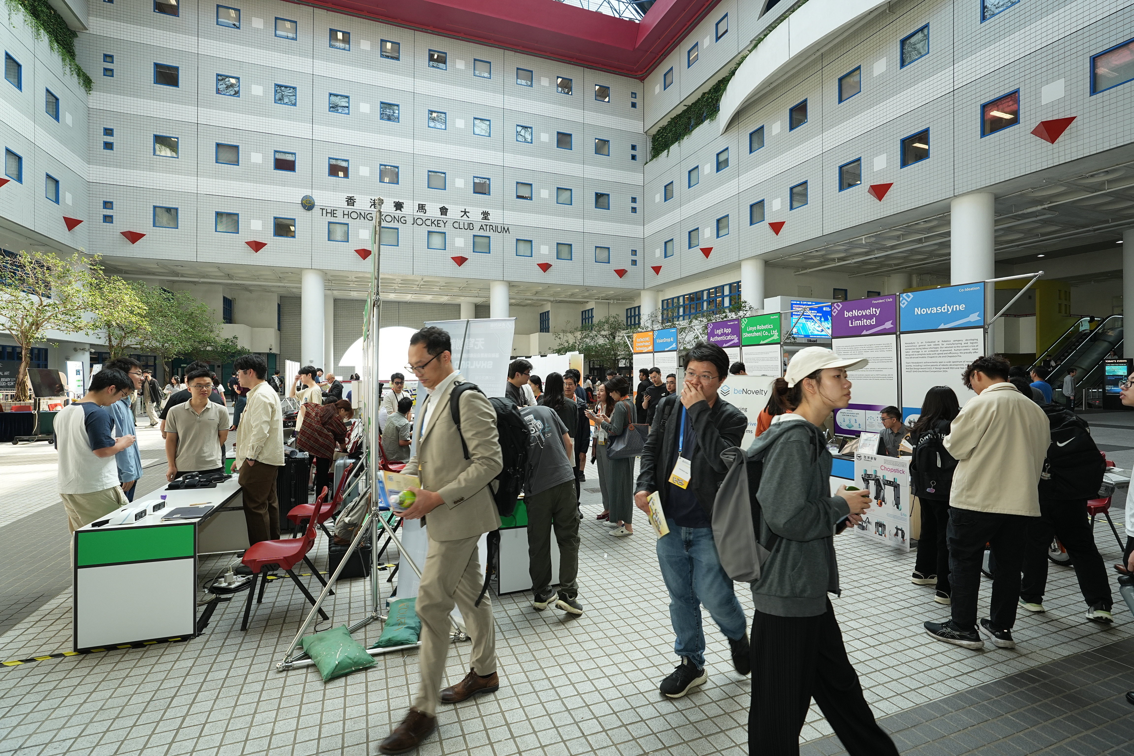 「HKUST E-25th」創業嘉年華以大富翁遊戲為主題，全新參展形式旨在打造沉浸式的創業體驗。