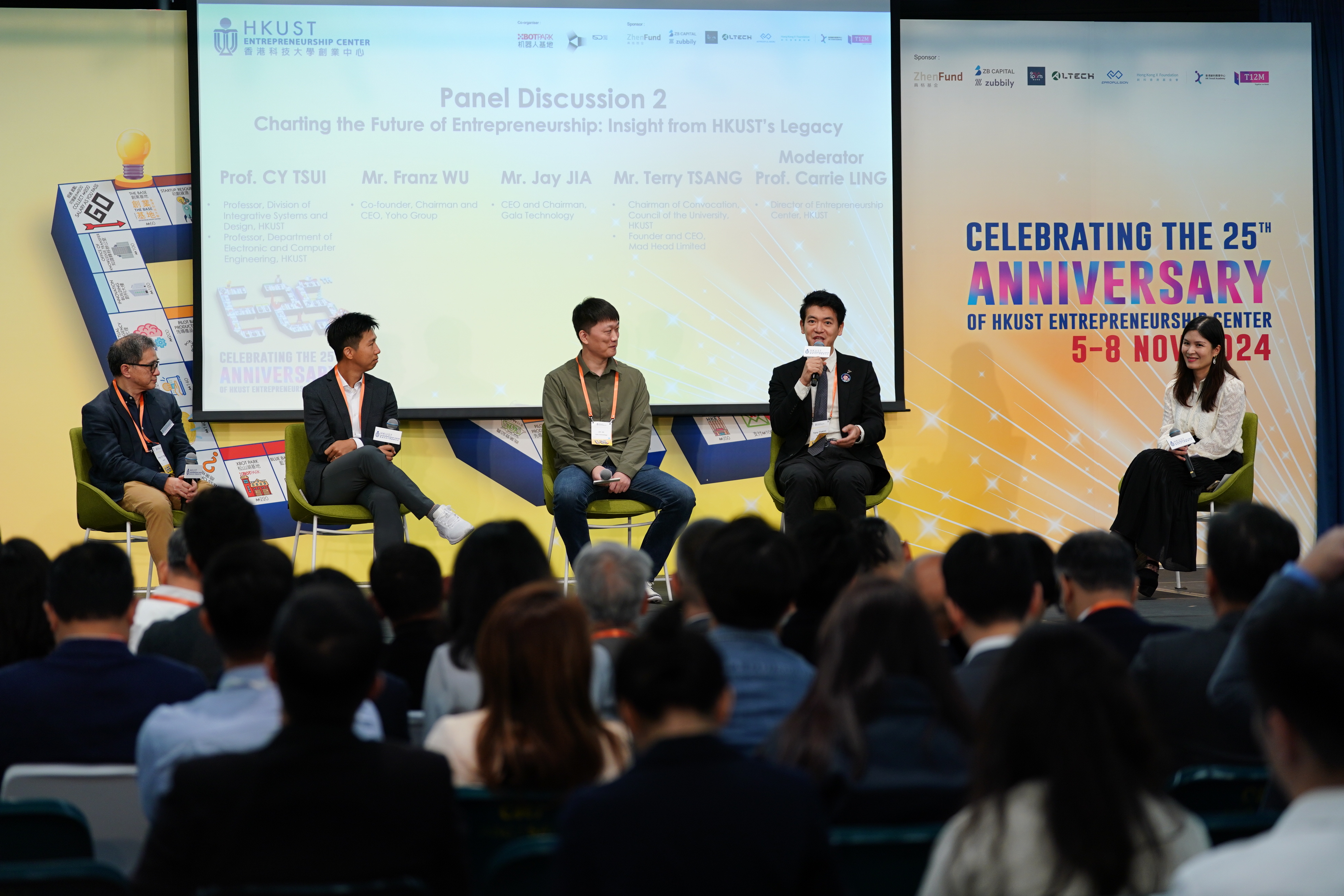第二場座談會「描繪創業的未來：從香港科技大學傳承的啟示」，則邀請了多位科大校友及教授分享從學術走向商業的成功經驗。包括幻音數碼創辦人兼科大綜合系統與設計學部教授崔志英教授（左一）、友和集團創辦人胡發枝先生（左二）、望塵科技創辦人賈小東先生（中）及Madhead創辦人曾建中先生（右二），三位校友代表分別講述了他們在各自領域的創業故事，並就未來創業趨勢與挑戰進行深入討論。座談會由科大創業中心總監凌恒然教授（右一）主持。