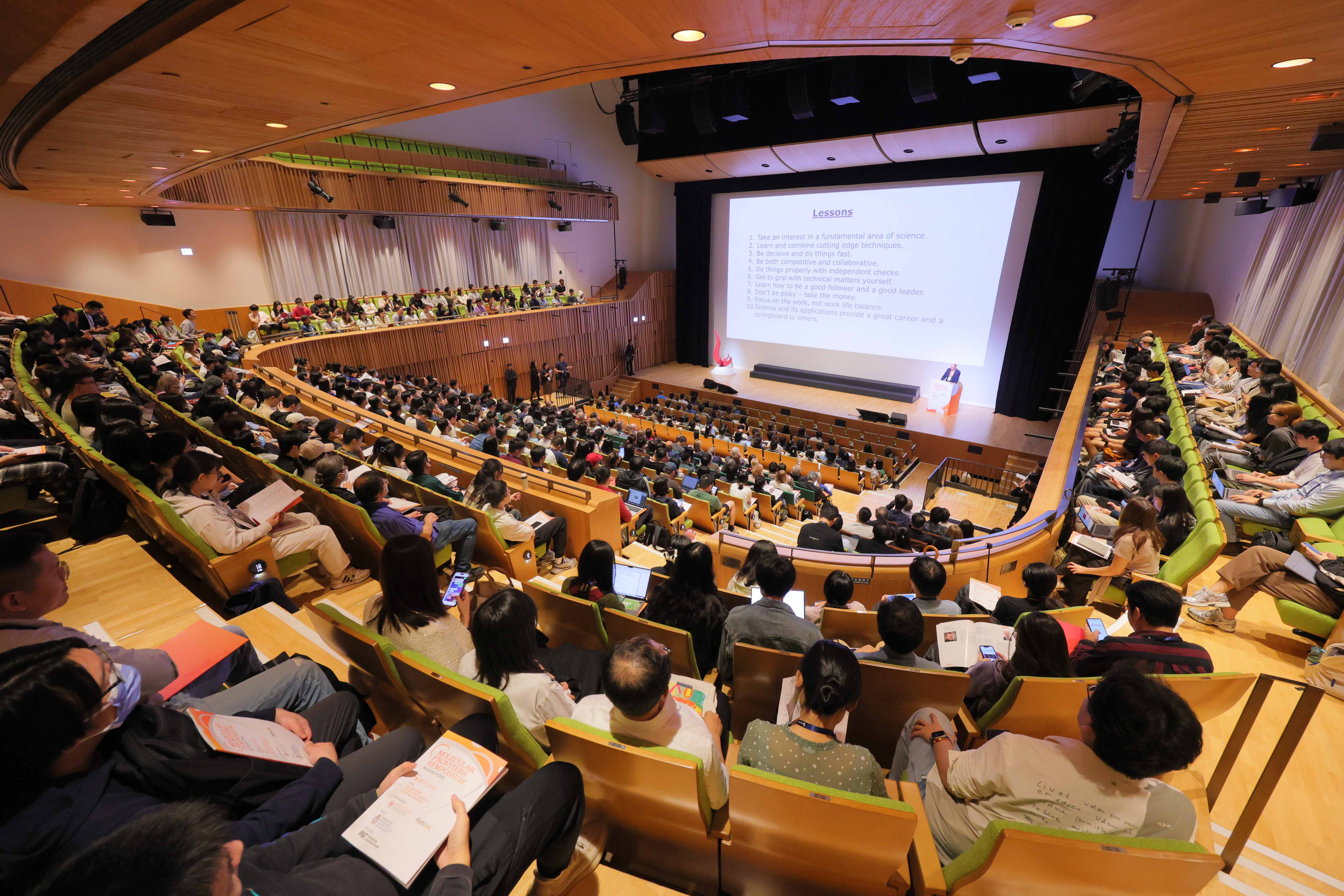 这次学术盛会汇聚了一众科学界翘楚，令科大逸夫演艺中心座无虚席。