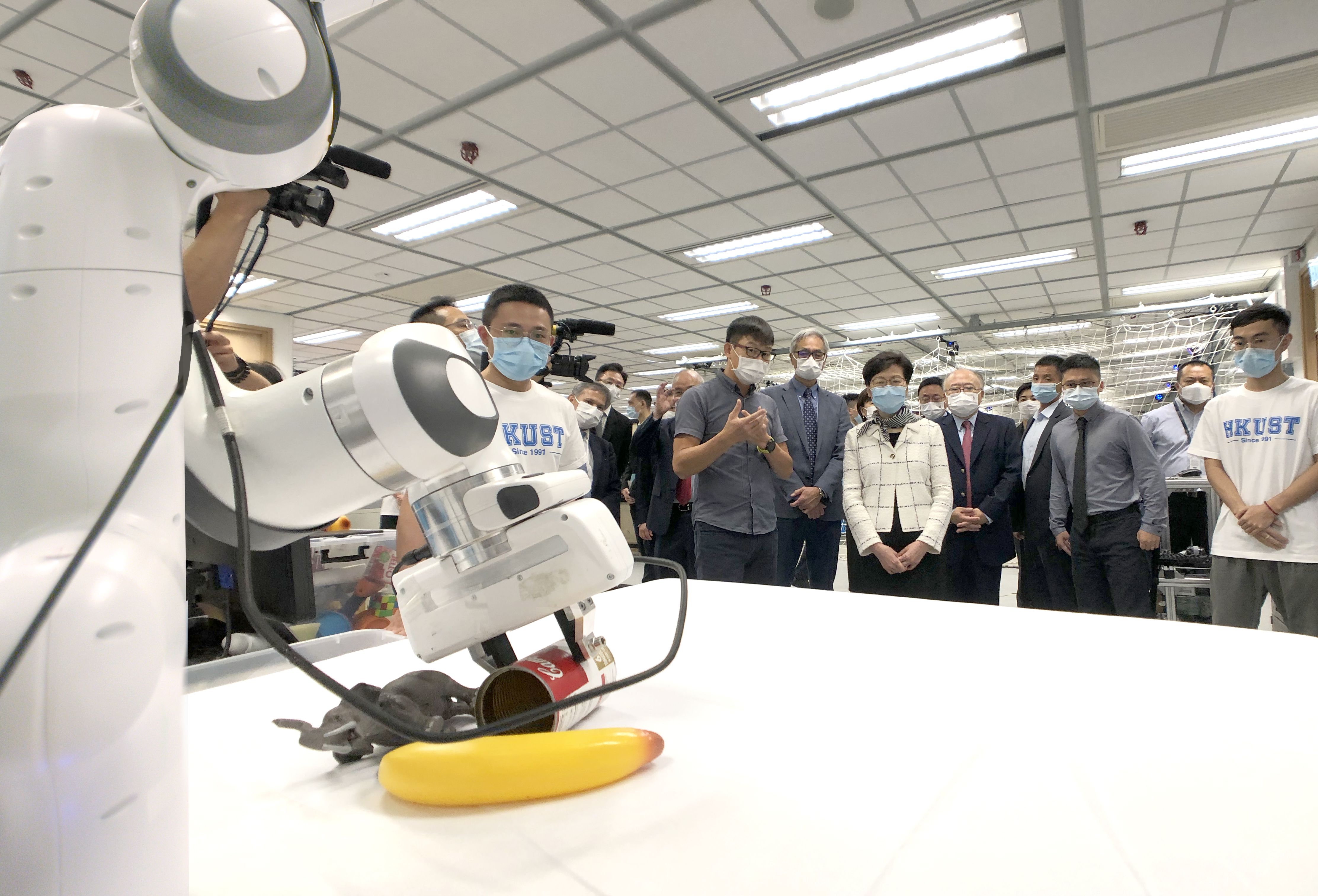 Mrs. Carrie Lam visits the Cheng Kar-Shun Robotics Institute and watches a demonstration of robotic arm.