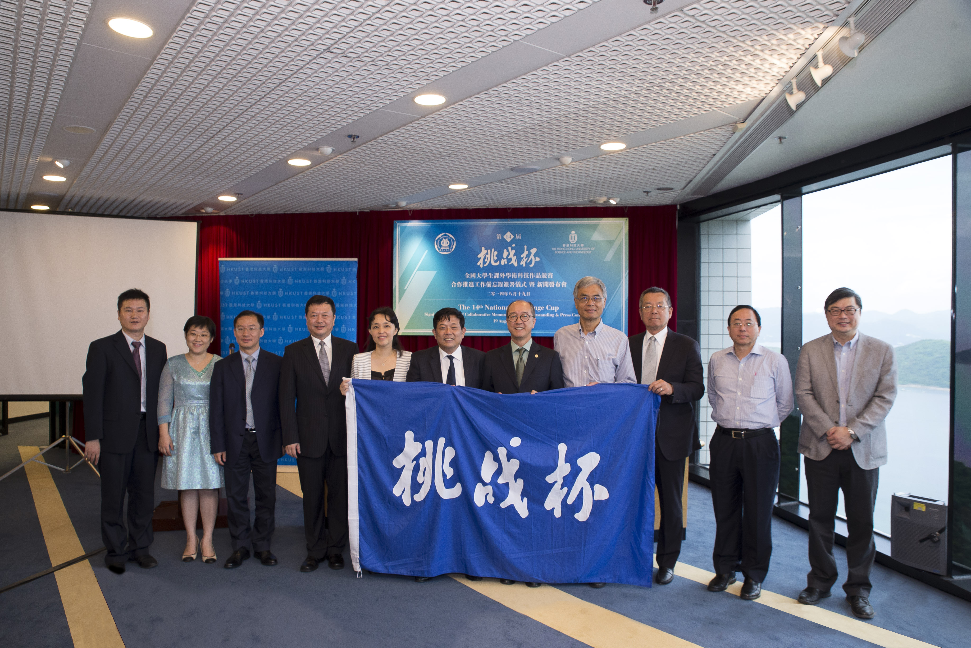  廣東工大副校級幹部張學理先生(左四)及科大學務長兼協理副校長譚嘉因教授(右一)於儀式後闡釋挑戰盃籌備工作詳情。