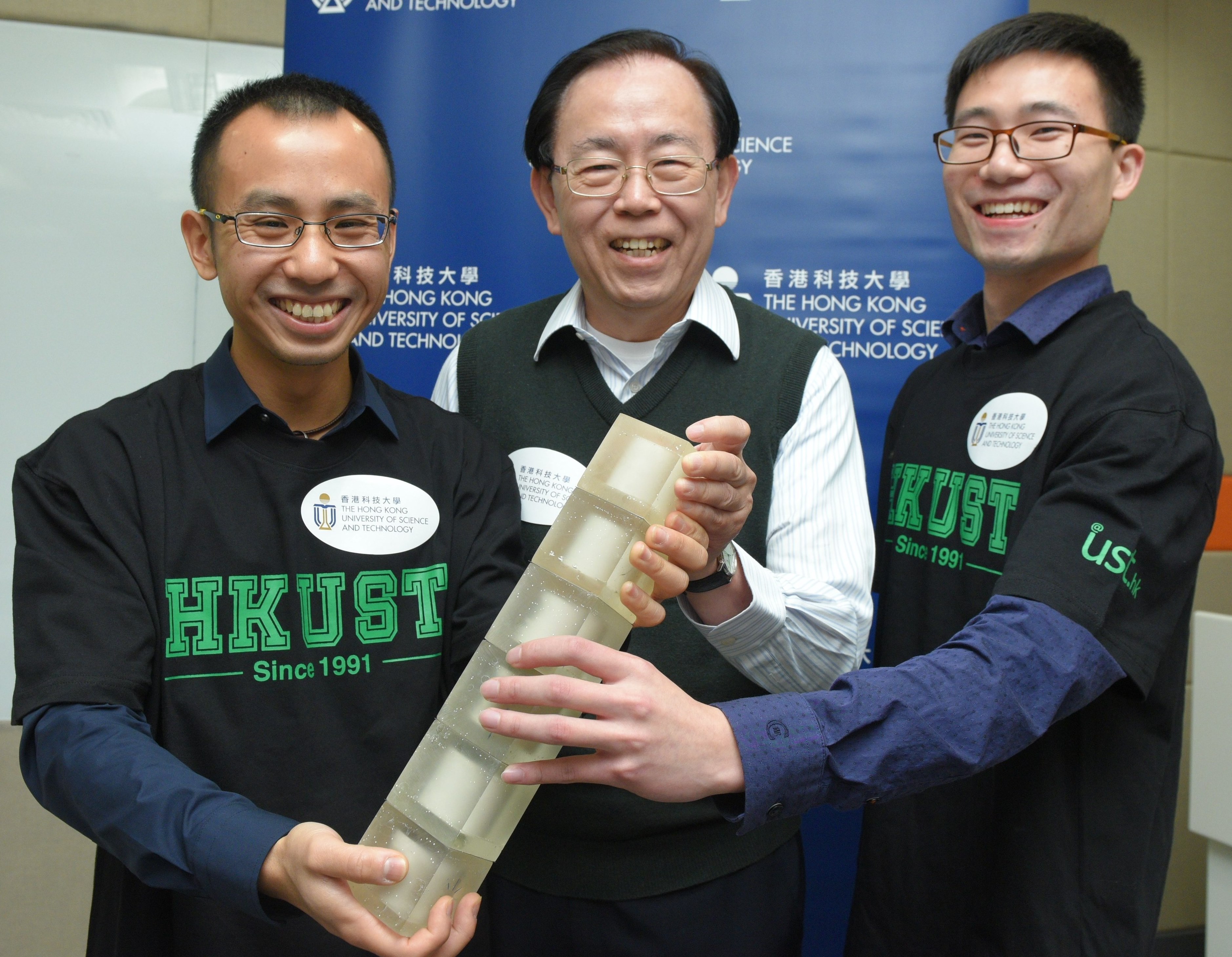  沈平教授(中)及其研究团队成员马冠聪博士(左)及傅财星先生(右)