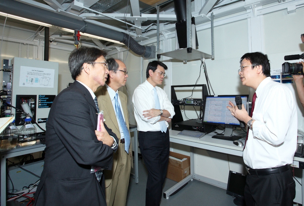  From right: Prof Alexis Lau introduces the Micropulse Polarization Lidar, the first of its kind in Hong Kong, to the Honorable Mr Edward Yau, Secretary for the Environment, HKUST President Prof Tony F Chan, and Vice-President Prof Joseph Hun-wei Lee.
