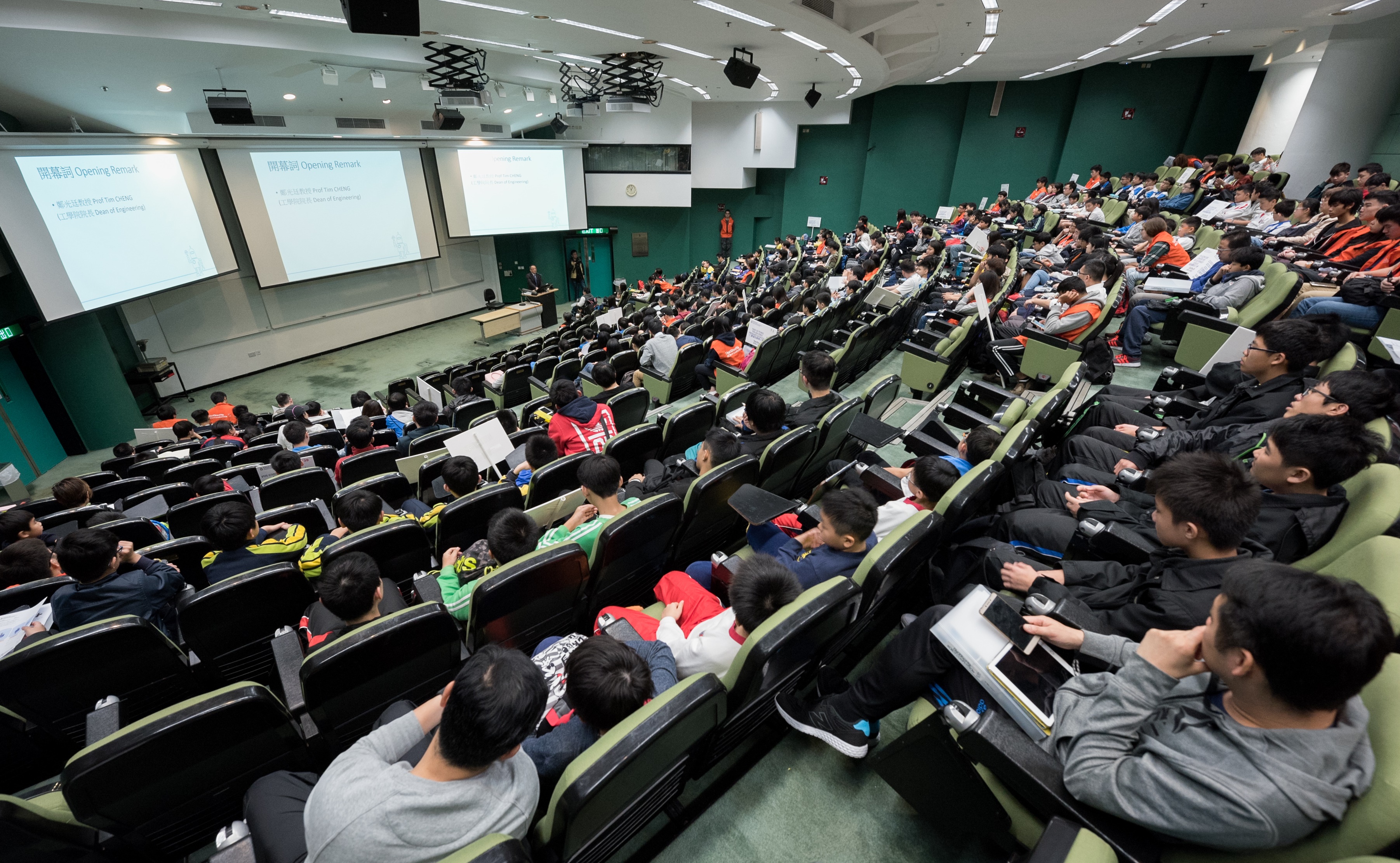  Around 300 participants from 42 primary and secondary schools have taken part in the underwater robot competition organized by HKUST.