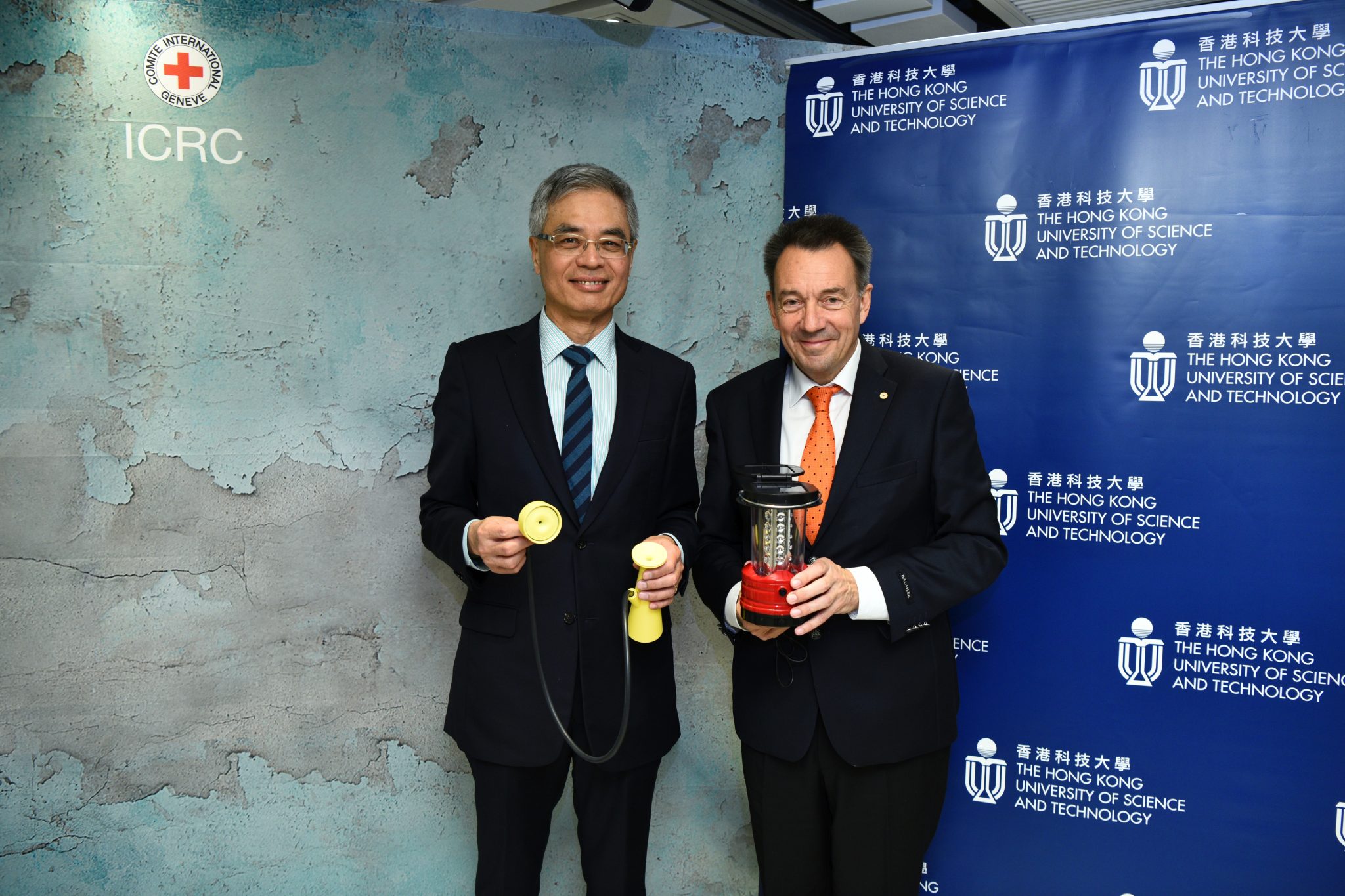  Prof. Shyy and Mr. Maurer introduce the ICRC exhibits to the media.