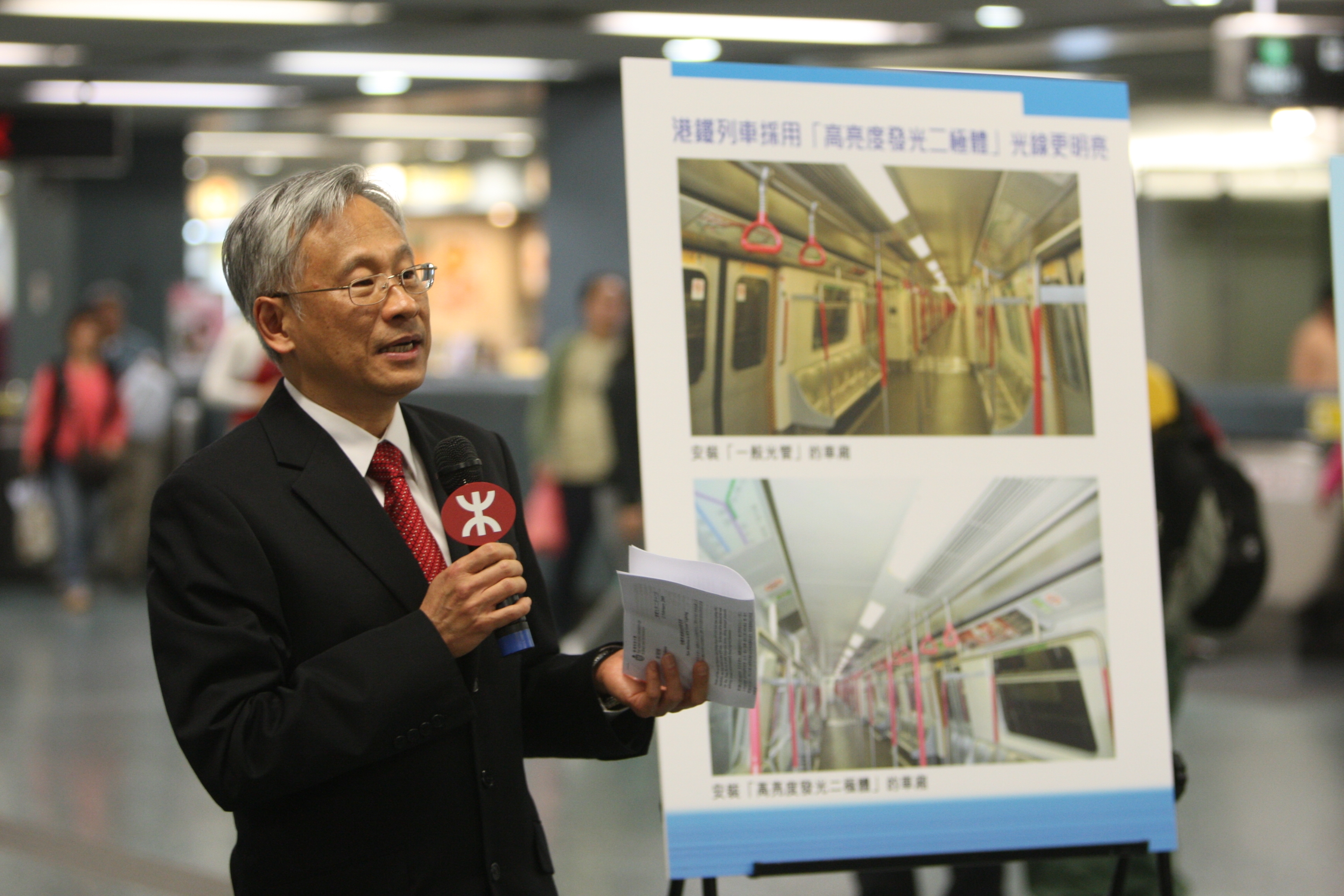 HKUST Dean of Engineering Prof Philip Chan introducing the new HB-LED lighting system	