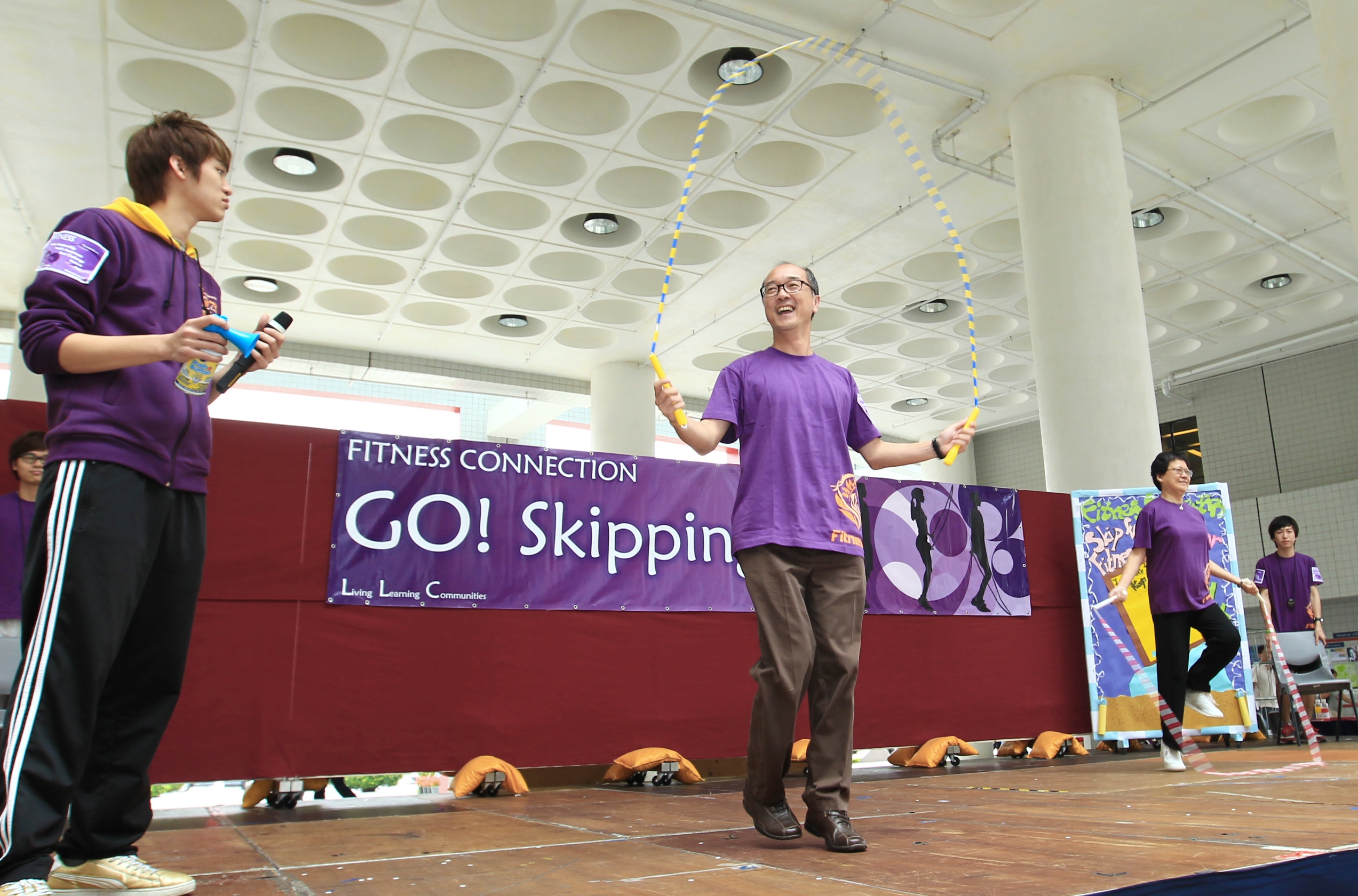  President Chan enjoys a one-minute skipping demonstration.