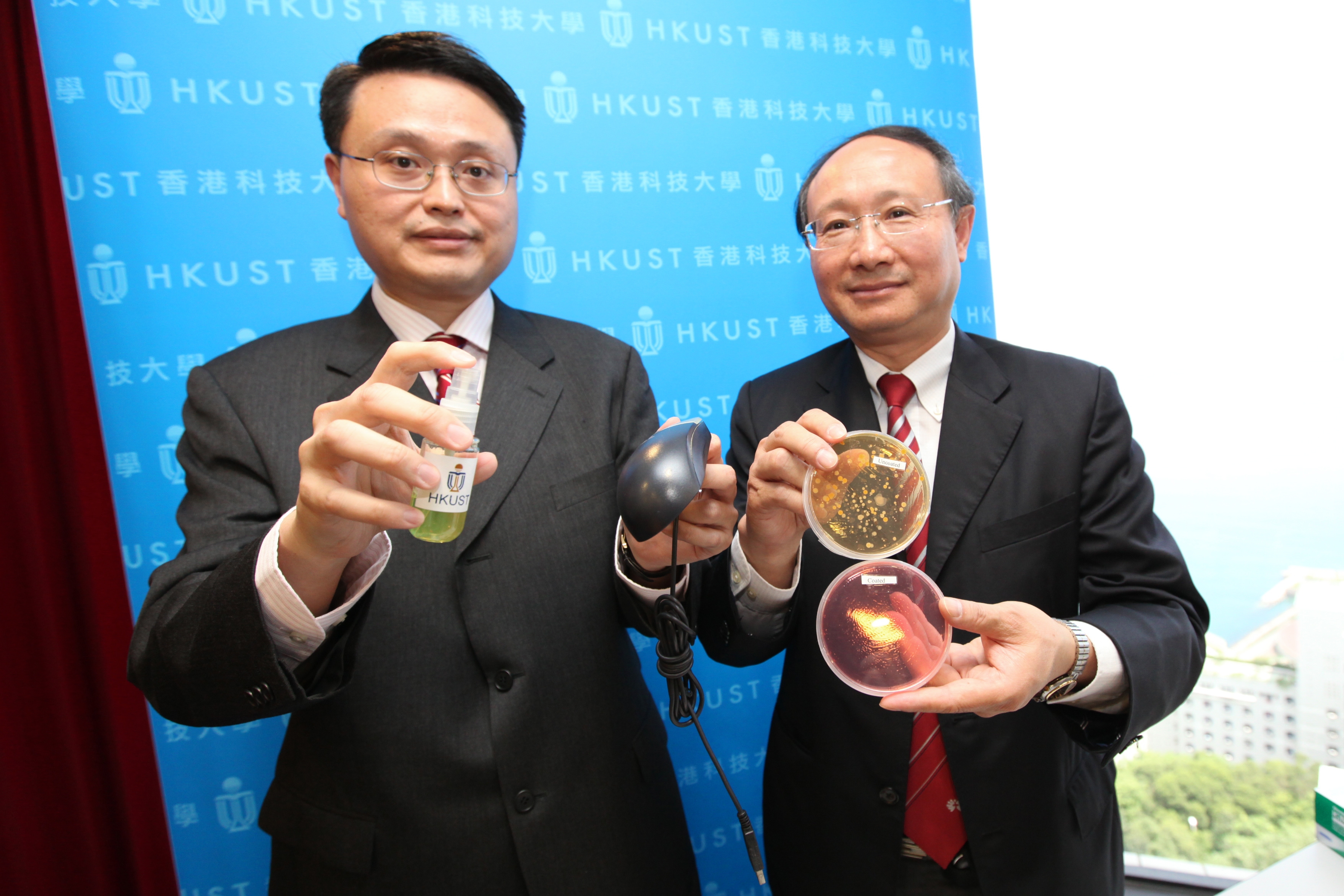楊 經 倫 教 授 （ 左 ） 示 範 噴 塗 過 程 ； 關 繼 祖 教 授 比 較 兩 個 樣 本 以 顯 示 塗 層 的 效 能 。