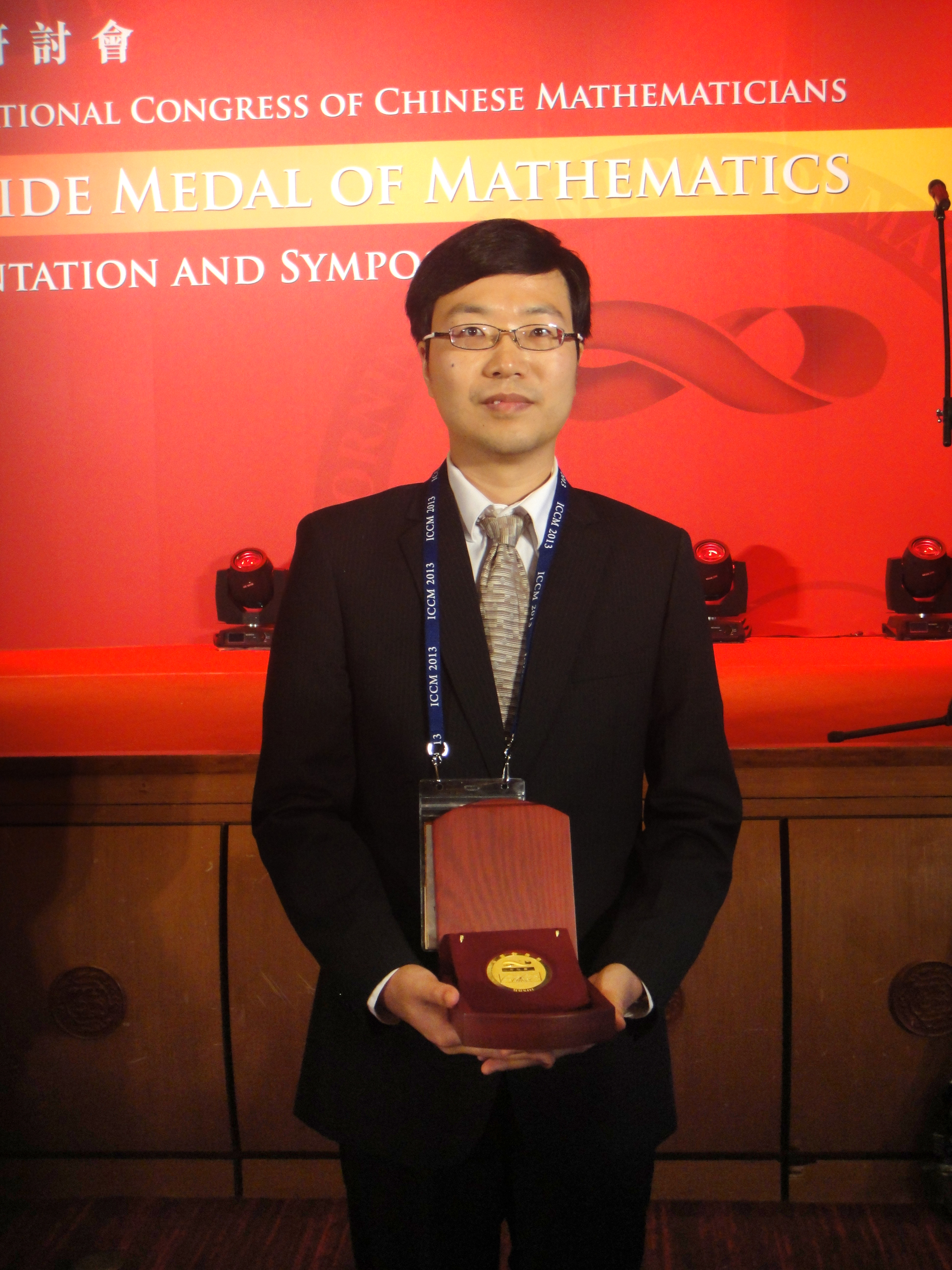  Prof He Xuhua at the presentation ceremony.