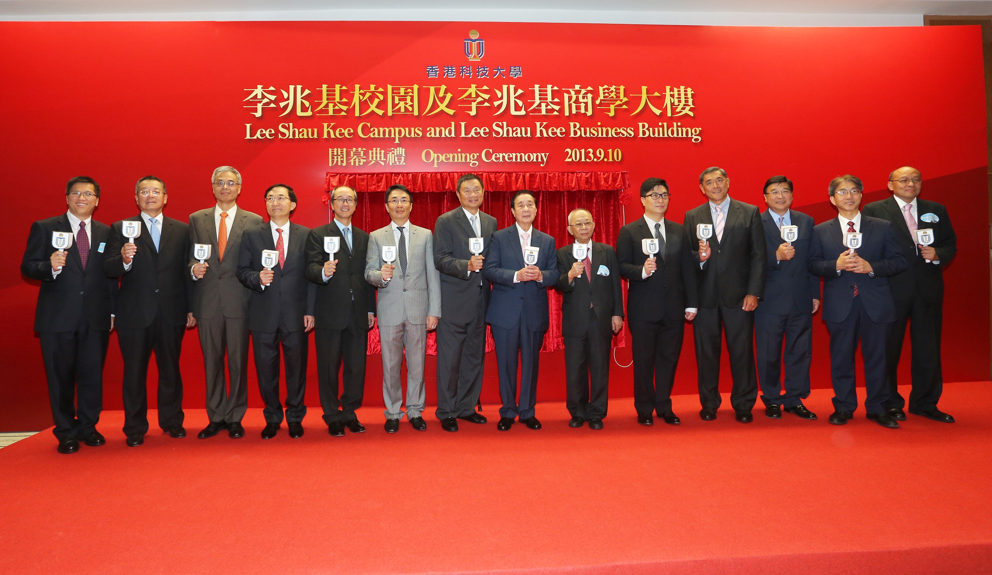 一 众 嘉 宾 主 持 开 幕 典 礼。