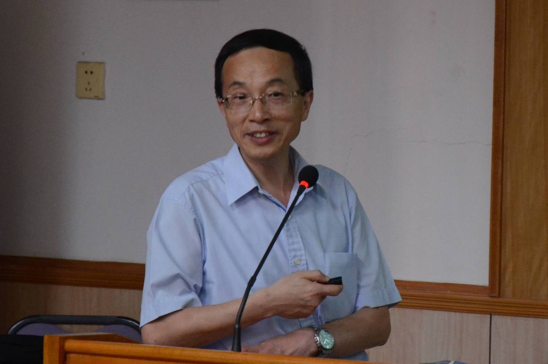 杨 世 和 教 授 。