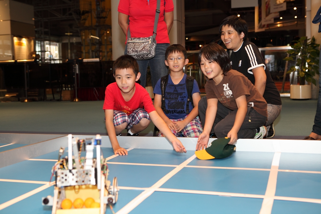  Visitors are very excited about HKUST robot machines.