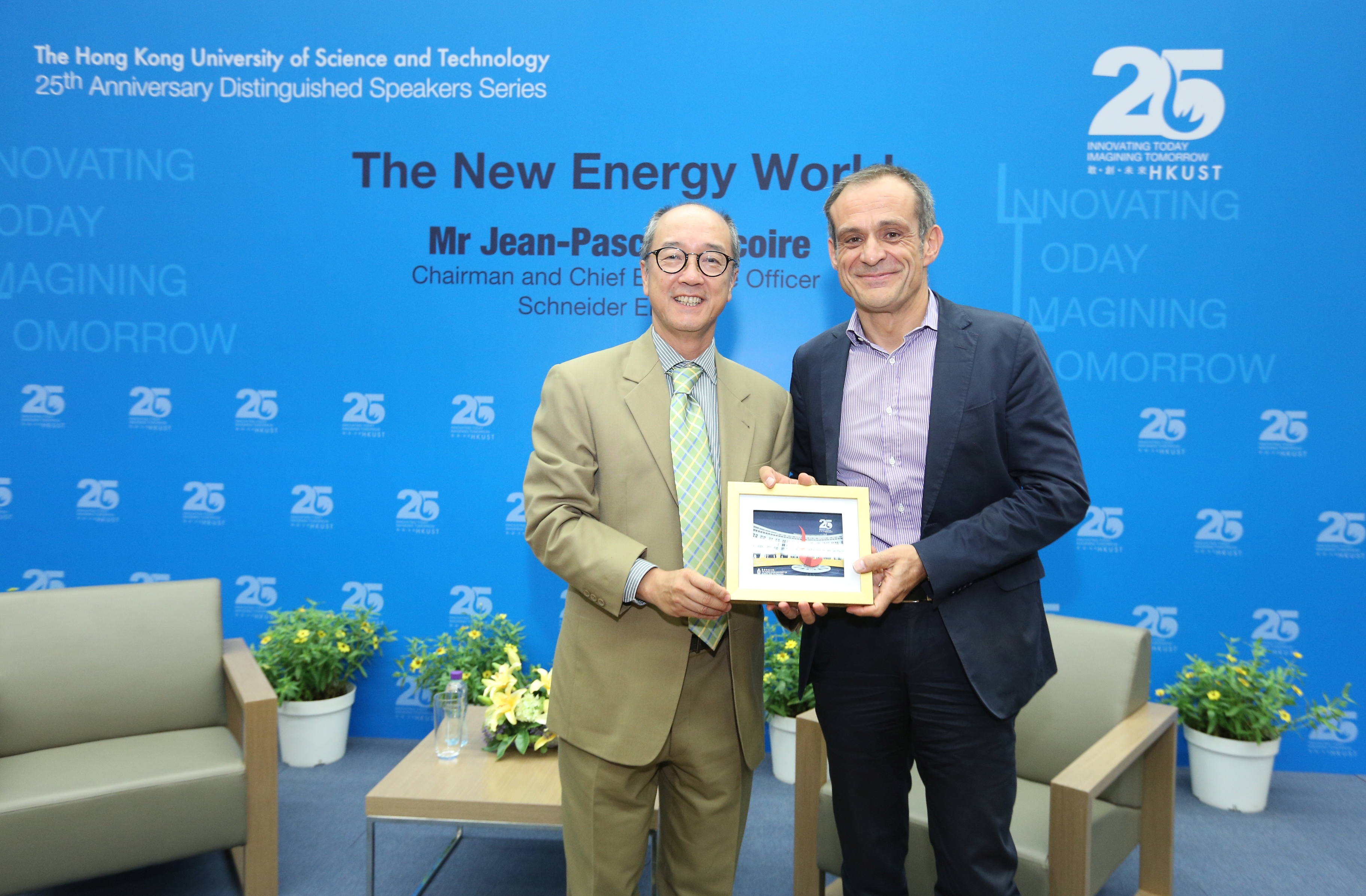  President Tony Chan (left) presents a souvenir to Mr Tricoire.