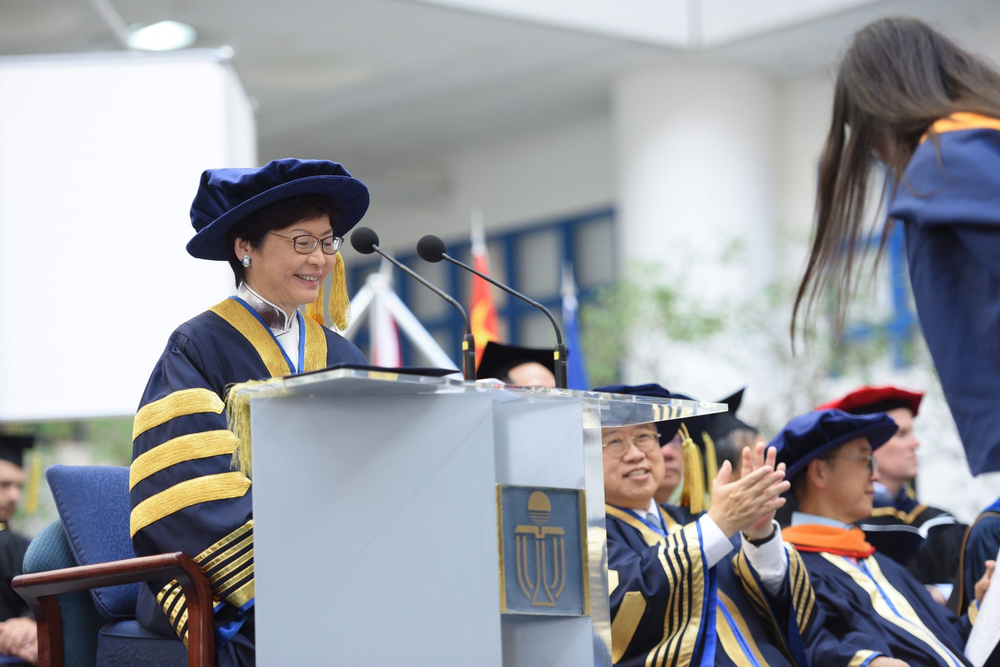 香港特别行政区行政长官暨大学校监林郑月娥女士主持科大毕业典礼。