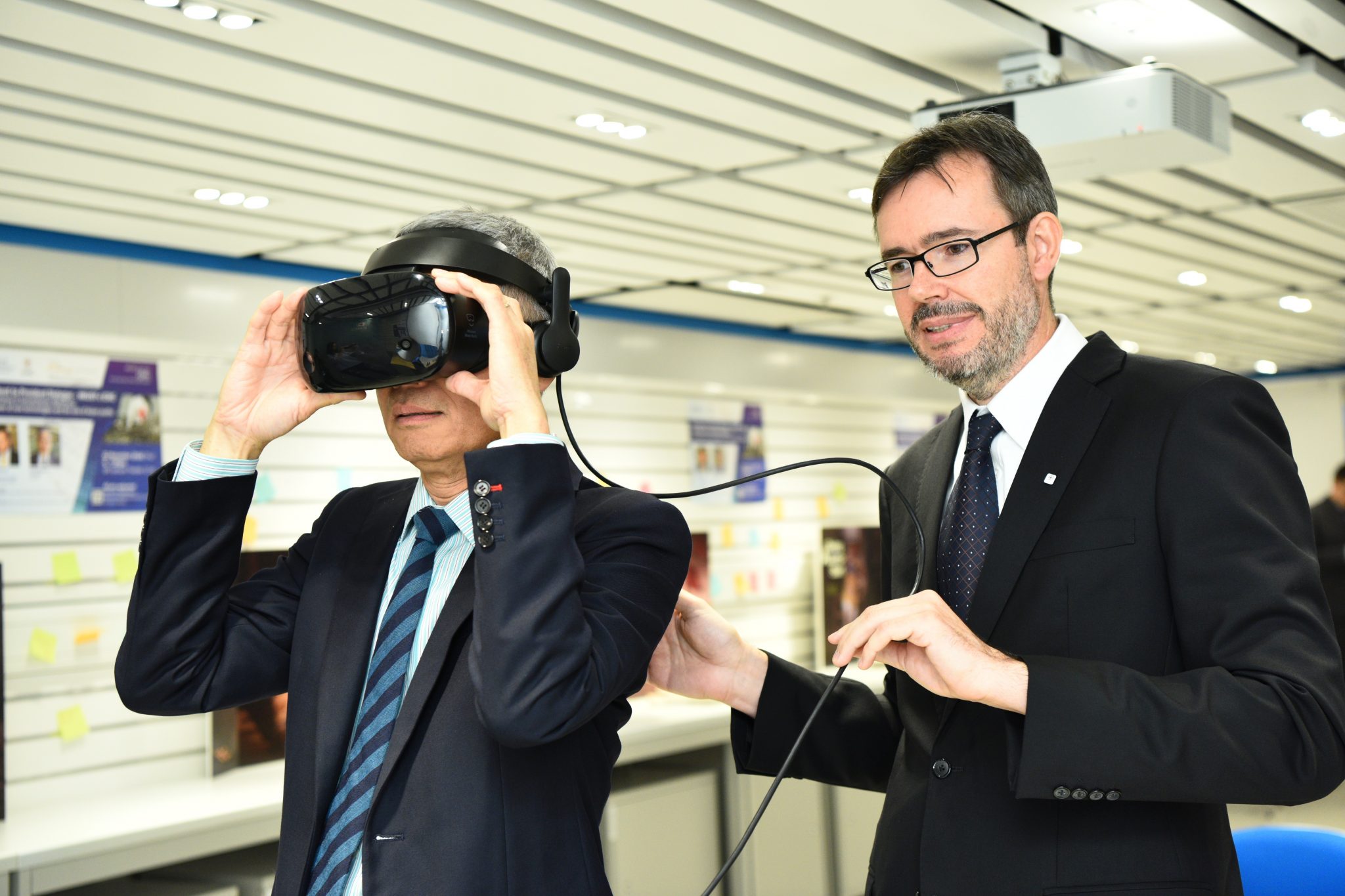  Prof. Wei SHYY is trying on ICRC's VR training at the exhibition.