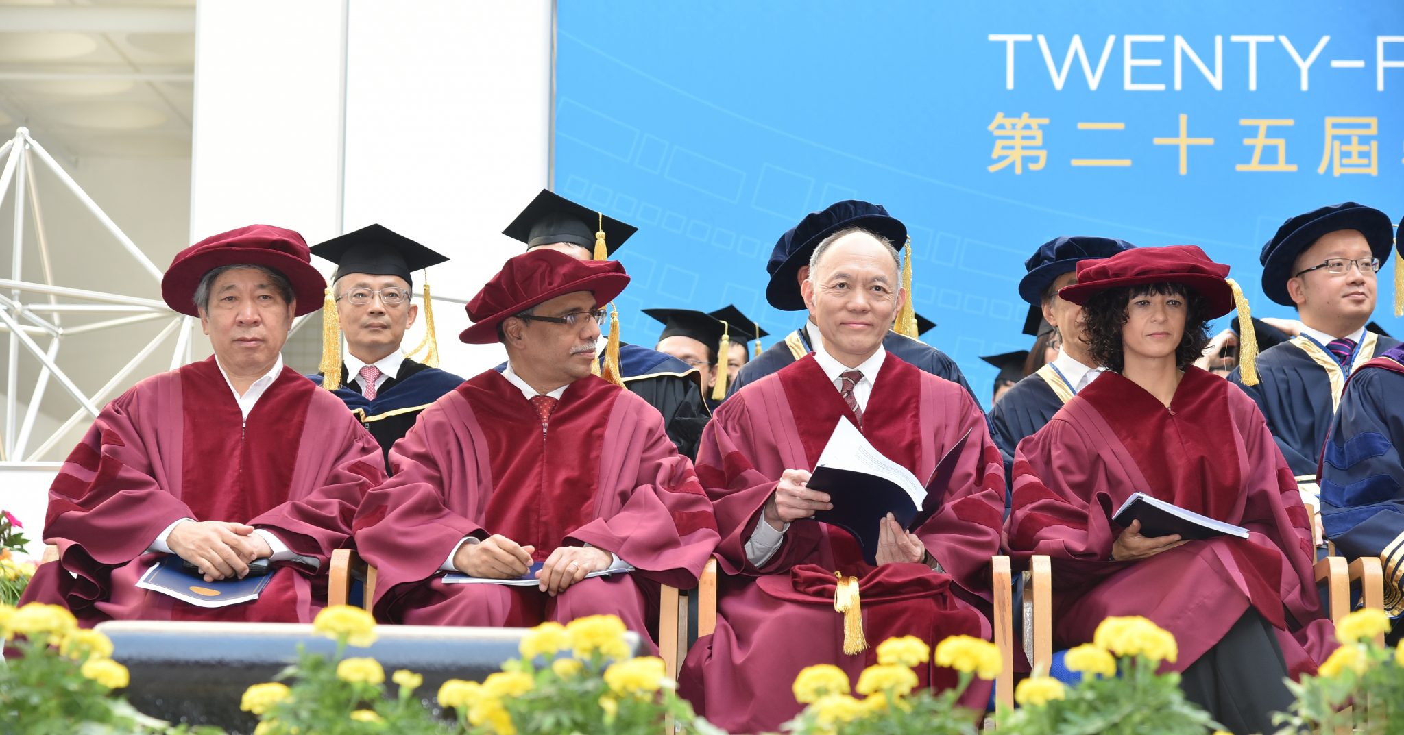  四位荣誉博士：（左起）阎连科教授、Dipak Jain教授、霍震寰先生及Emmanuelle Charpentier教授。