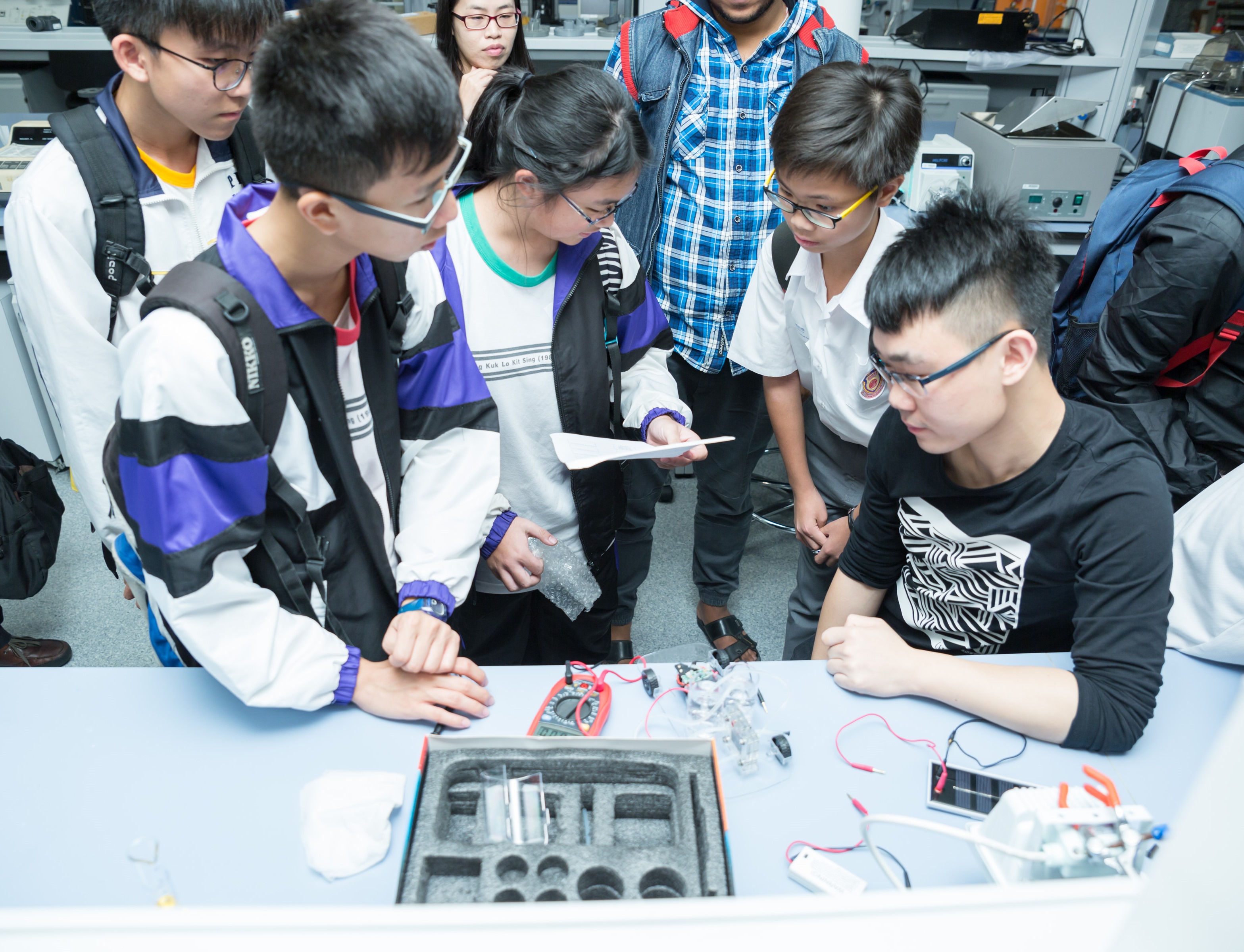  由科大同学主持的制造燃料电池电动车工作坊。