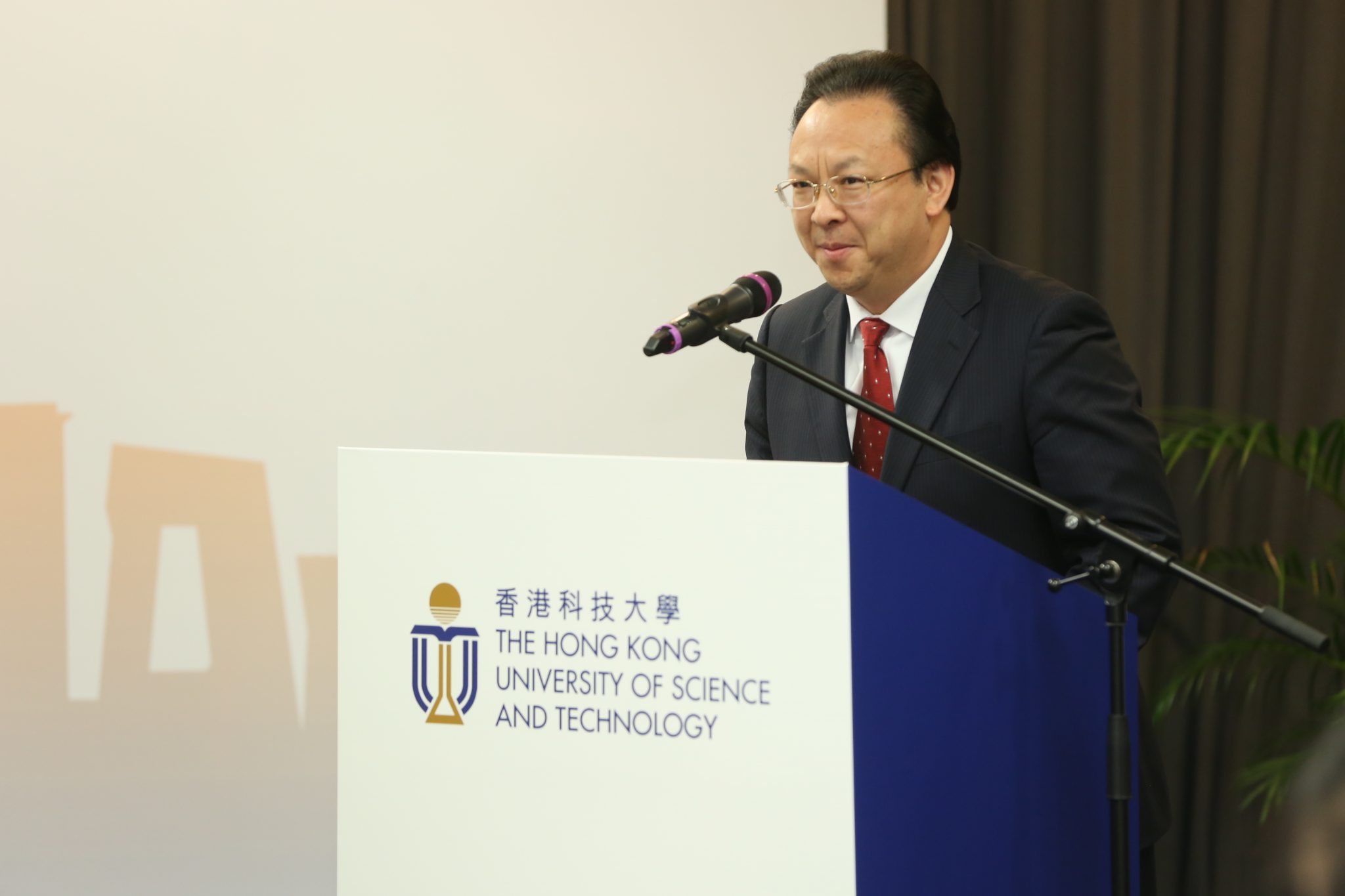  中联办副主任谭铁牛院士致辞时表示，对京港大学联盟的正式落实感到欣喜，并相信联盟可以为服务香港融入国家发展大局作出贡献。