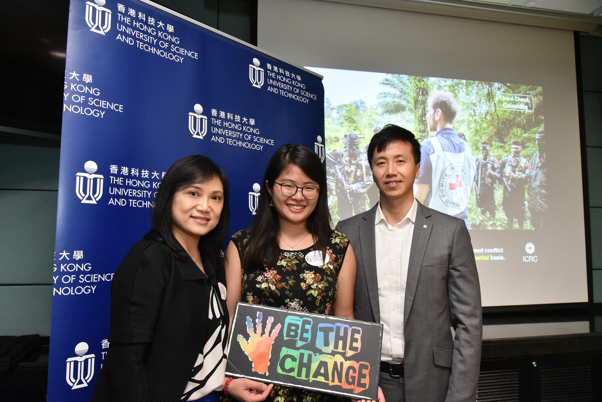  (左起) 科大学生事务处副处长(辅学课程) 兼科大侍学行项目主任汪含芳女士、环球商业管理及营运管理学四年级学生黄子容同学及ICRC政府事务及捐款者关系区域市场主管叶维昌先生。