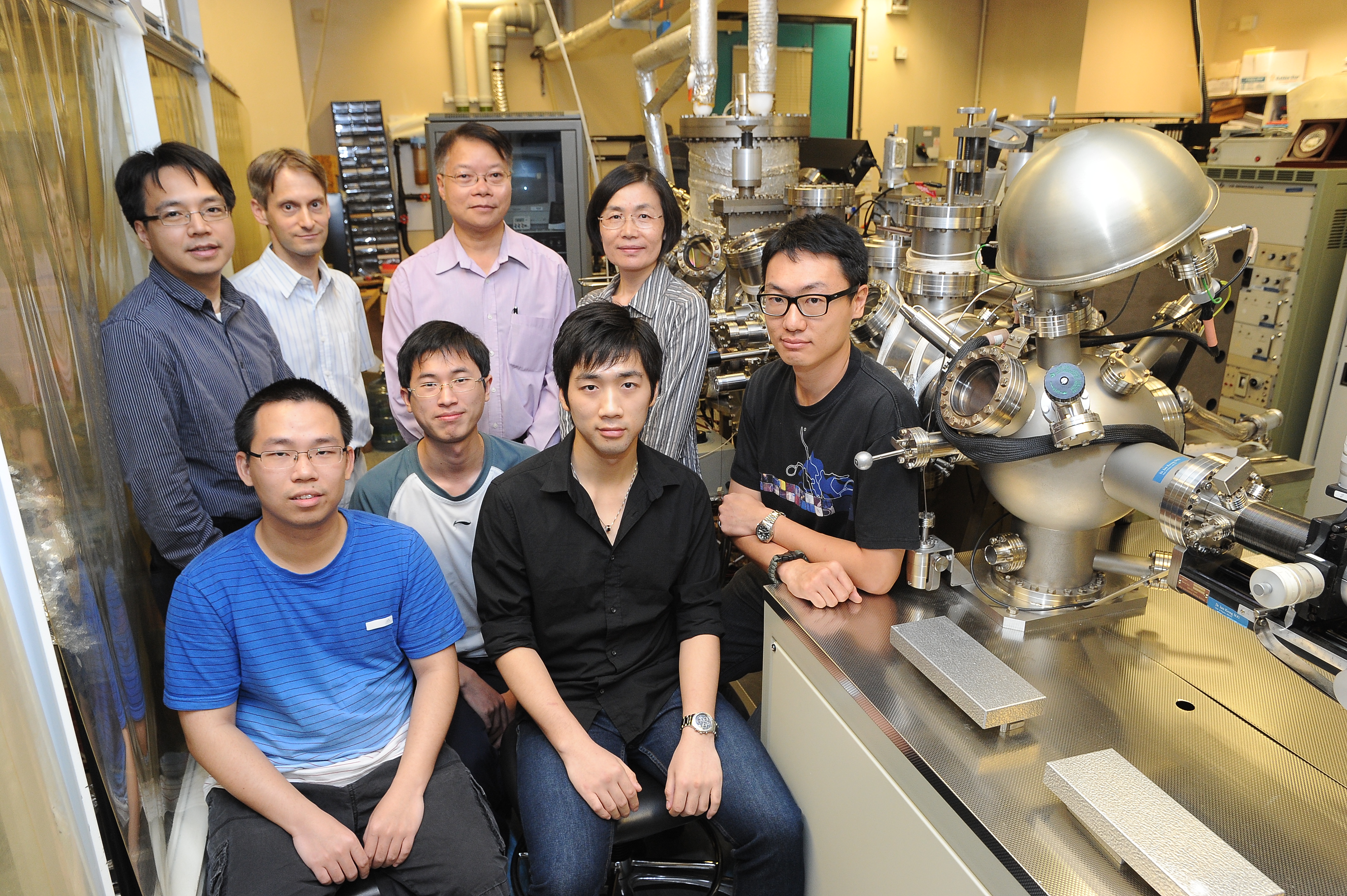  物理学系研究团队：（后排左起）罗锦团教授、Rolf Lortz教授、苏荫强教授、王建农教授，以及他们的研究生（前排）。