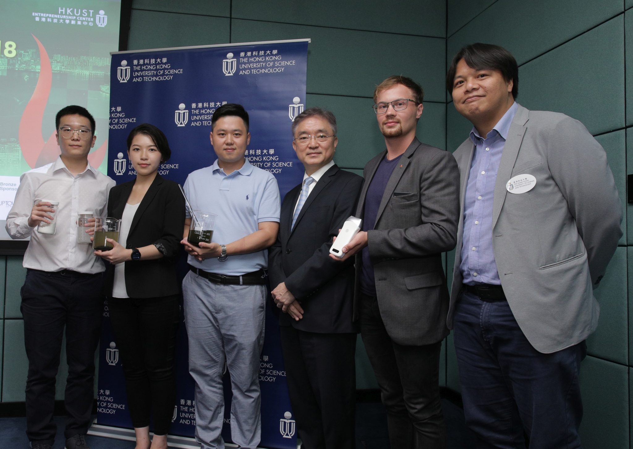  信和集团创新联席董事杨孟璋先生(右三)、科大创业中心助理主任蔡志全(右一)与汉元生物科技有限公司(左一、二及三)及爱必达医疗科技有限公司 (右二)的代表合照