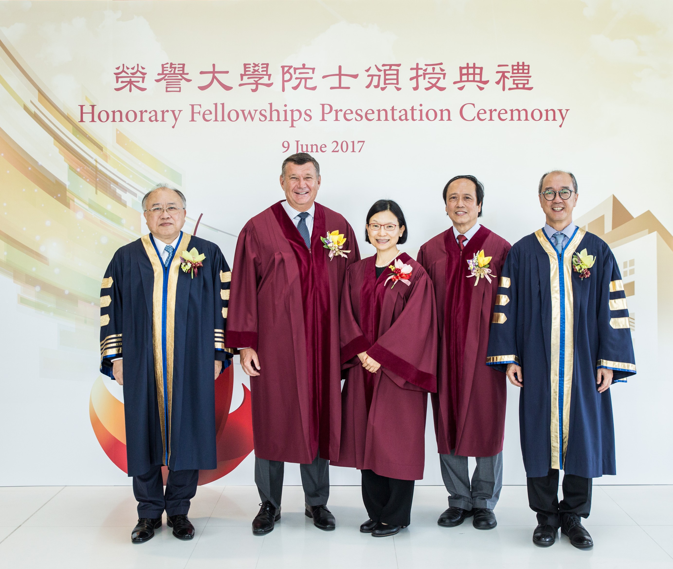  荣誉大学院士颁授仪式上合照：（左起）科大校董会主席廖长城先生、三位荣誉院士夏理逊先生、冯婉眉女士、郑绍远教授及科大校长陈繁昌教授。