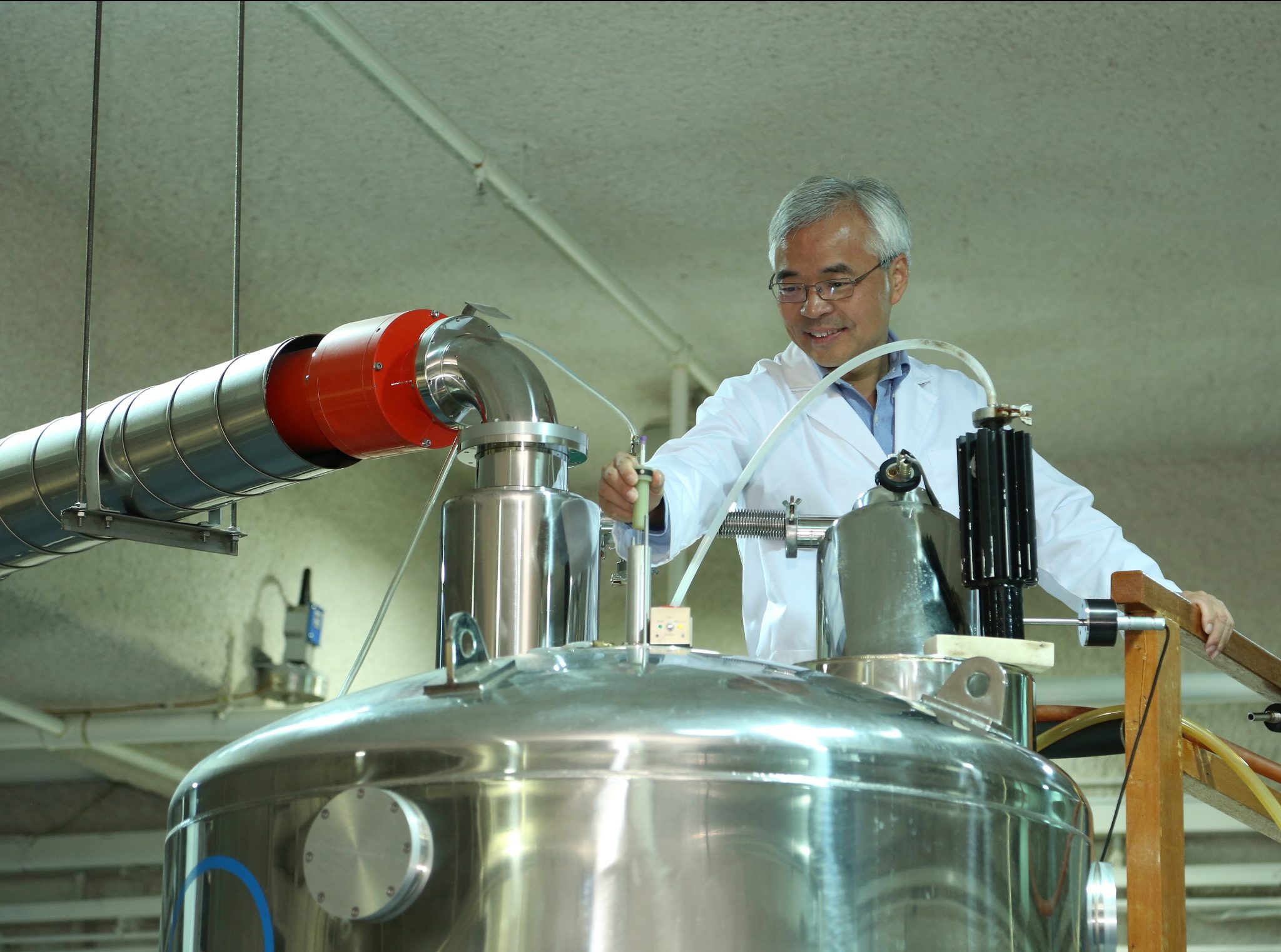  张教授把蛋白样本放进核磁共振仪以了解其分子结构