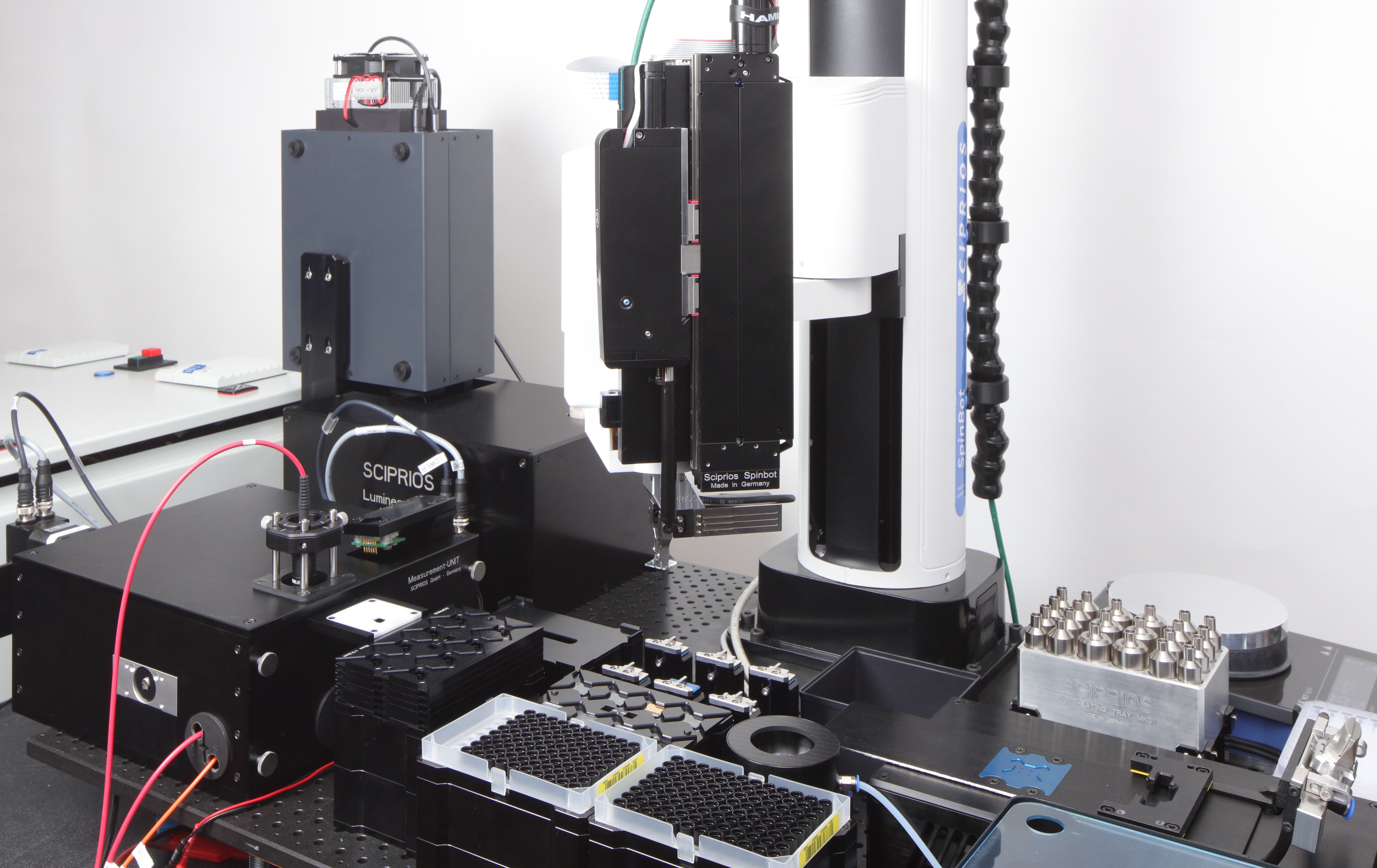 The M² scientist, a robotic arm-based AI platform for self-driving materials exploration, is picking up a glass substrate and is going to make a thin film.