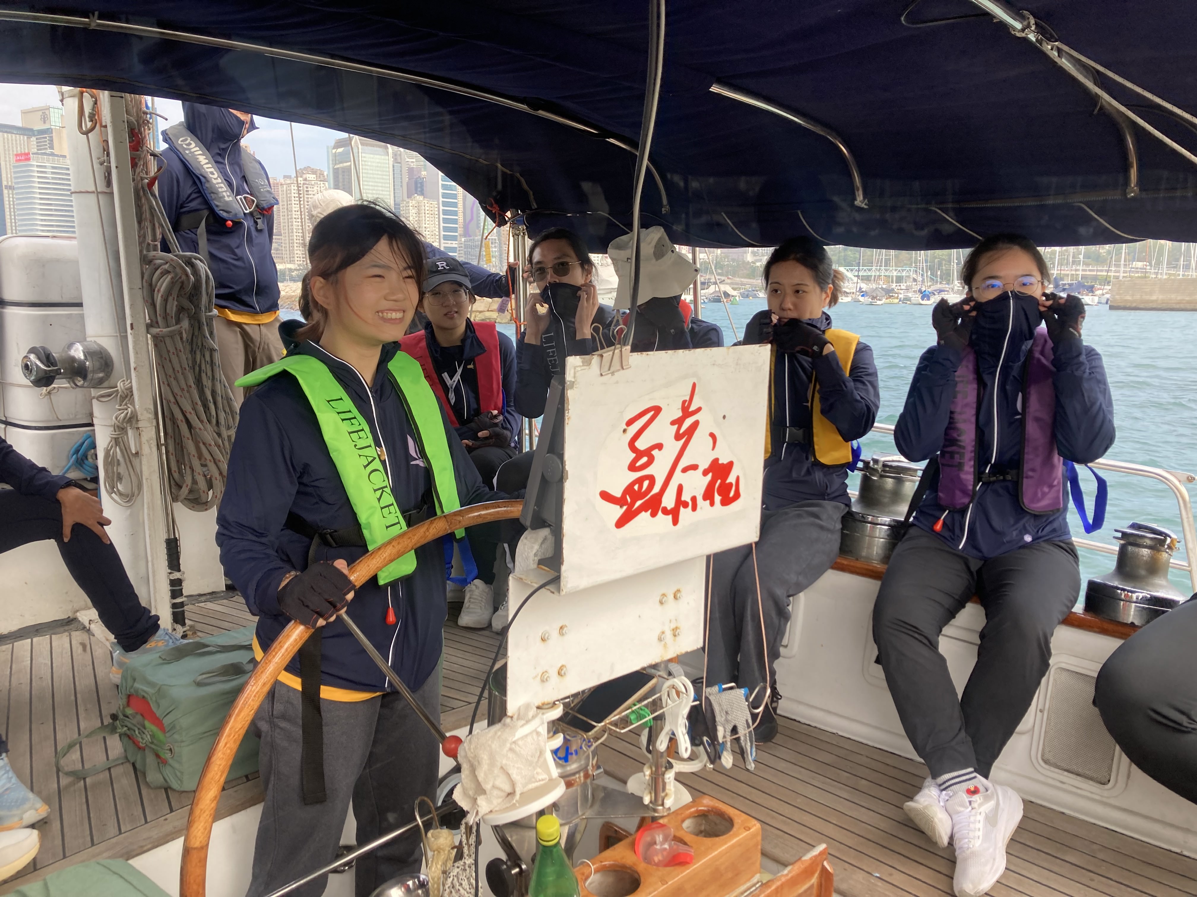 参加计划后的Edith变得开朗及好动,更勇于尝试未知的事物。图为Edith学习驾驶帆船。
