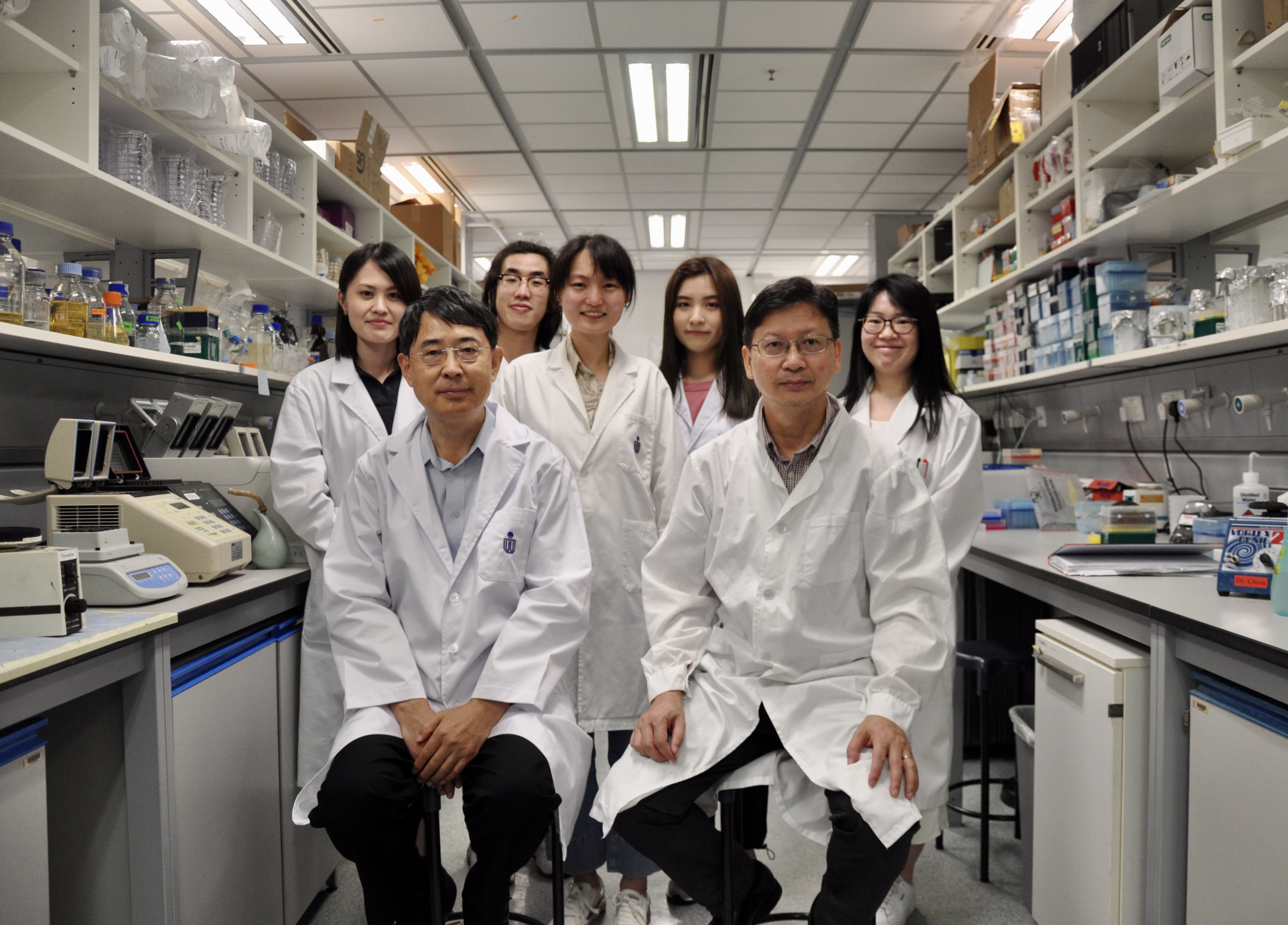 (Front Left) Prof. QIAN Peiyuan, Head and Chair Professor of HKUST’s Department of Ocean Science, (Front Right) Prof. QIU Jianwen, Professor of Hong Kong Baptist University’s Department of Biology.