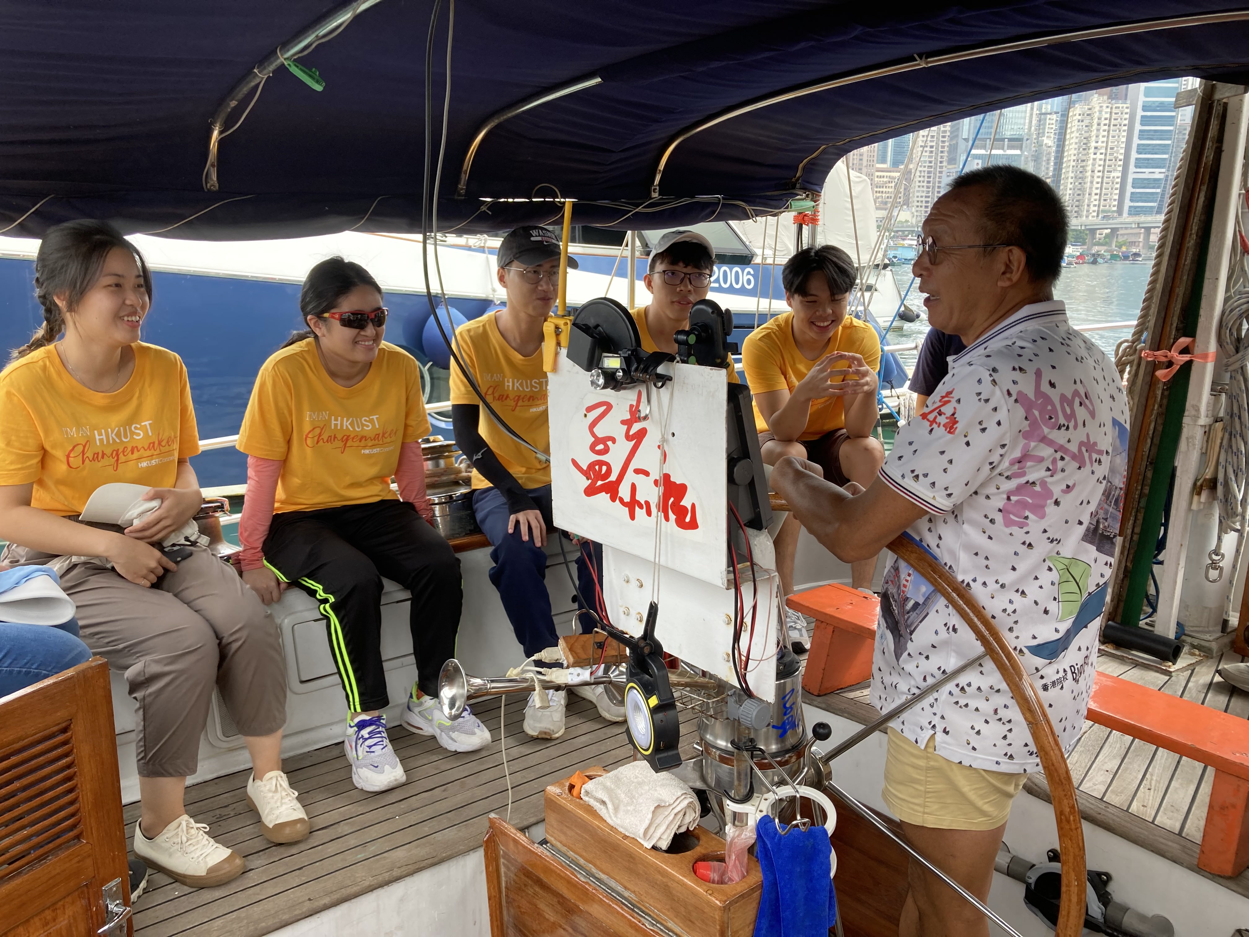 Andy Sir(右)是孟恭祝號船長,接觸帆船已超過40年。他希望向年青人承傳自己的經驗,並讓他們拓闊視野。