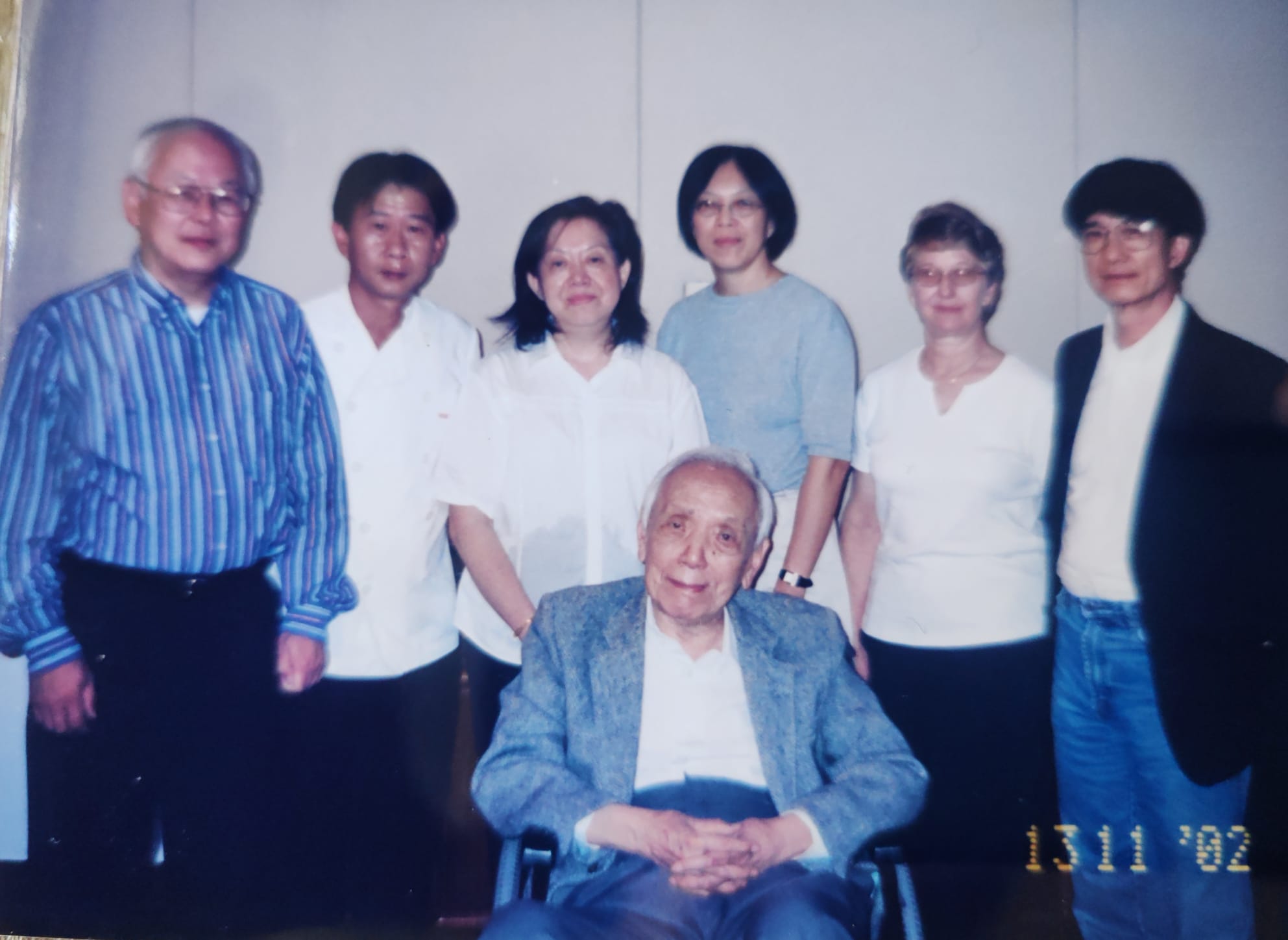 Vicky與科大第二任校長朱經武教授及已故著名數學家陳省身先生(前排)合照。